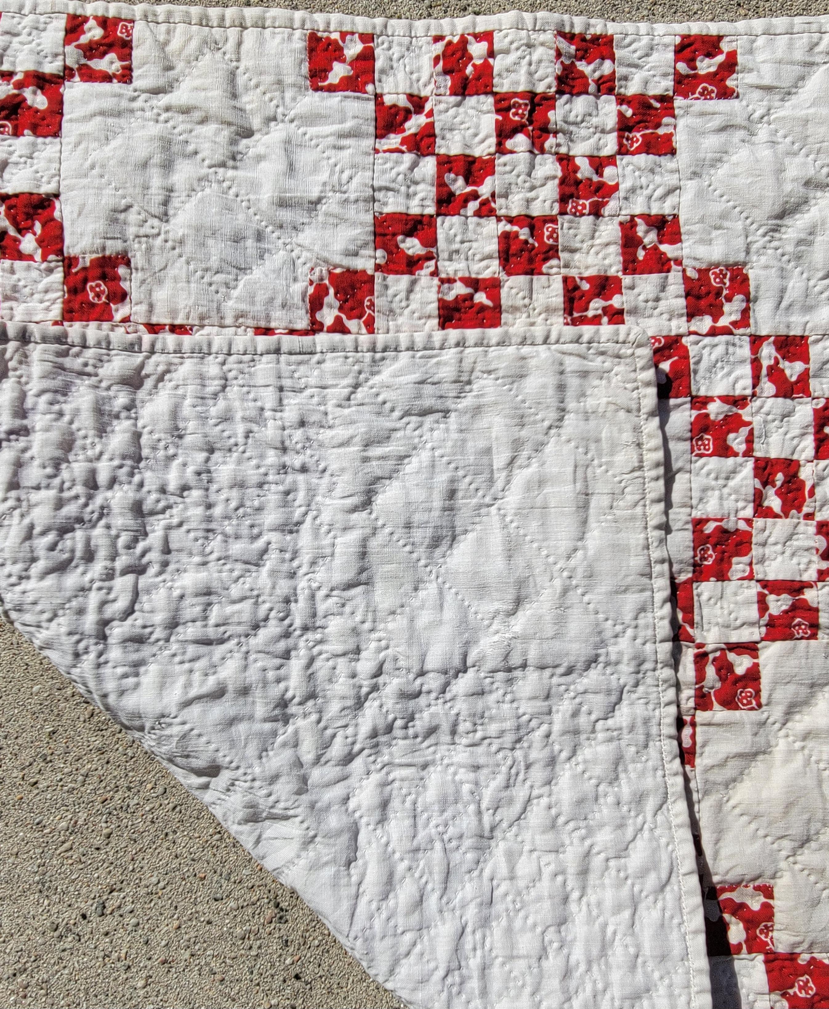 Circa 1870s timbre postal miniature rouge et blanc Irish Chain Doll Quilt. Fabriqué en coton et en très bon état.