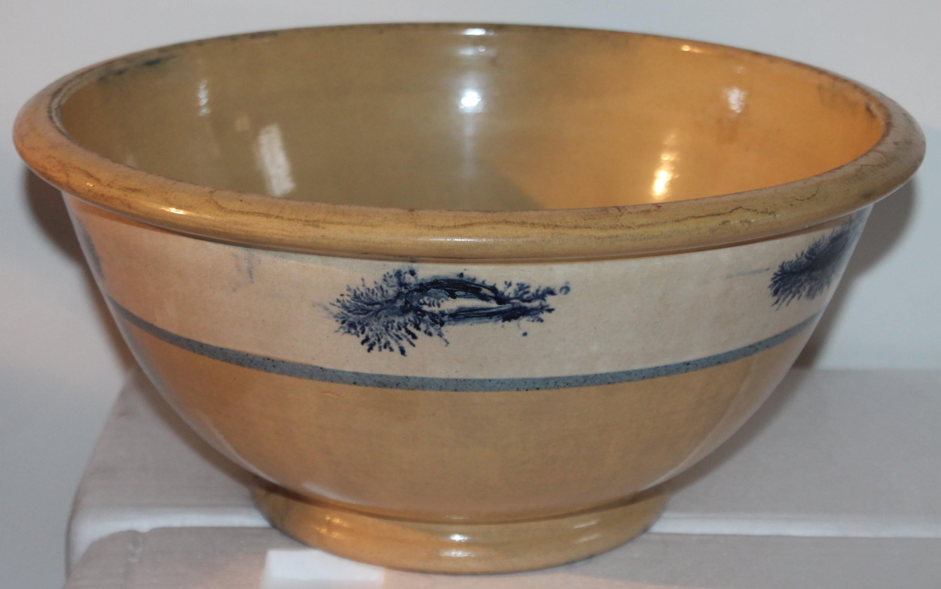 This 19th century mocha yellow ware mixing bowl with blue seaweed decoration. The condition is very good with lots of blue decorated seaweed pattern.