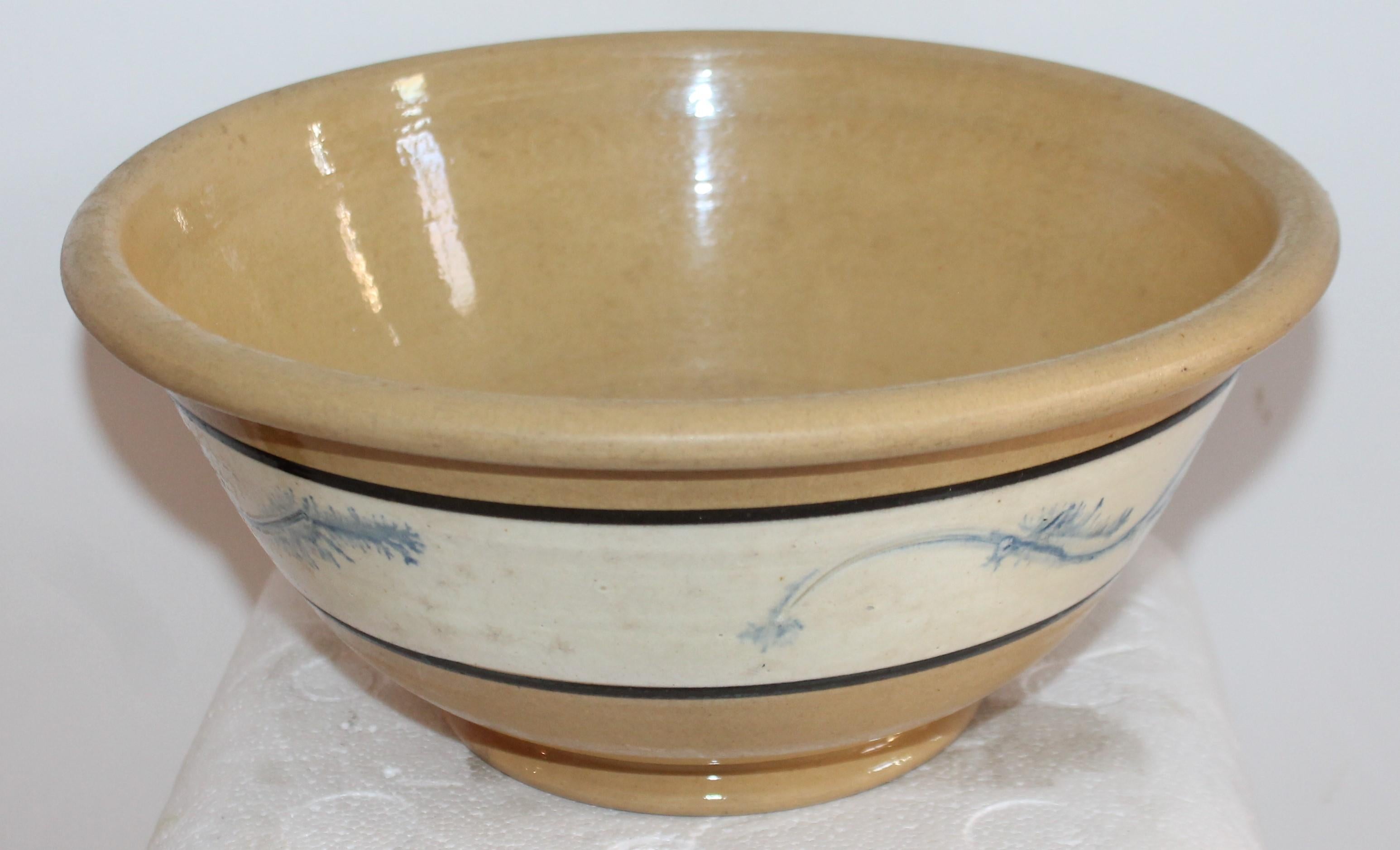 19th century mocha yellow ware mixing bowl with blue seaweed decoration. The condition is very good and shows nice patina on the base.