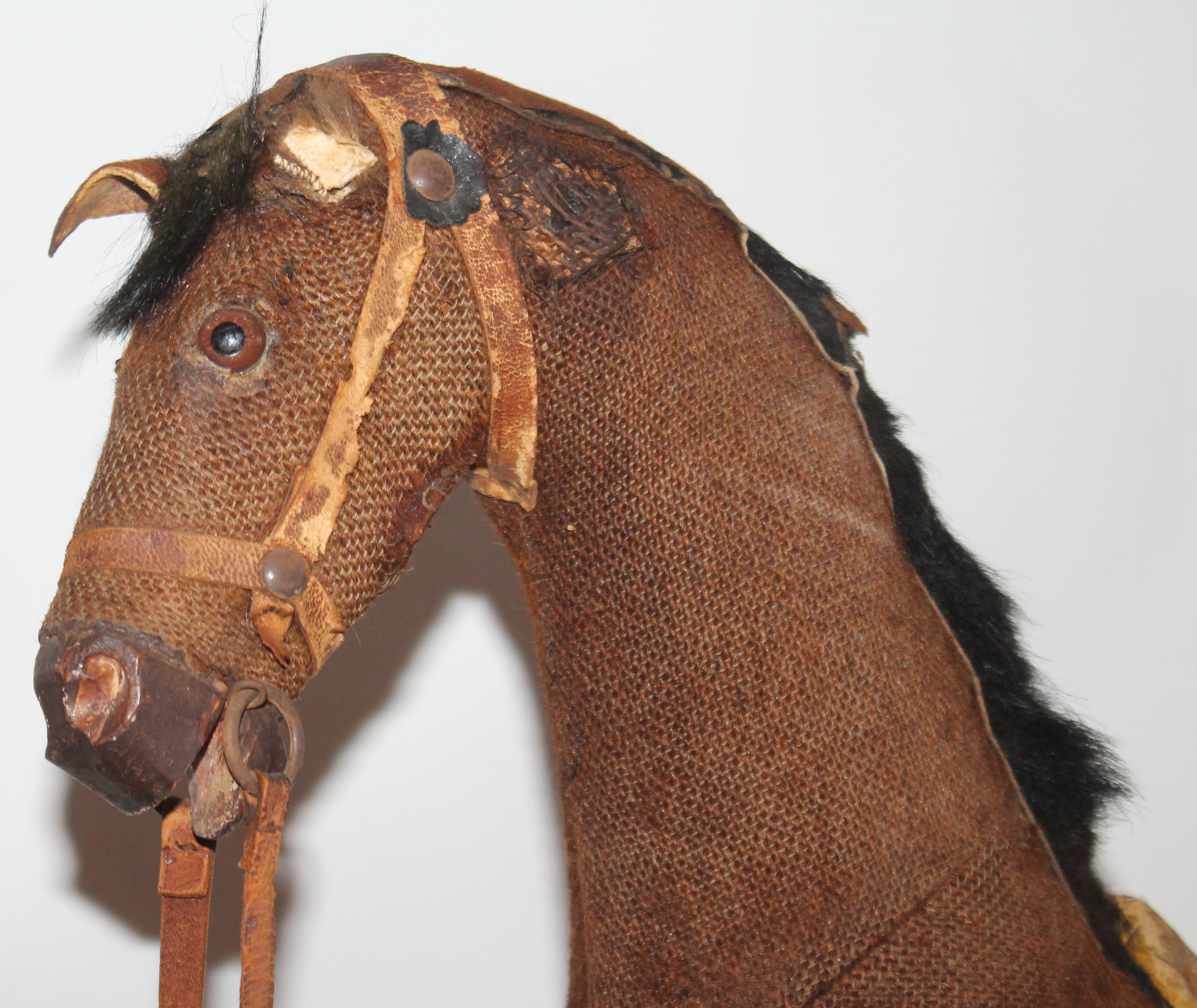 19. Jahrhundert Mohair- und Lederpferd auf Rädern (Adirondack) im Angebot