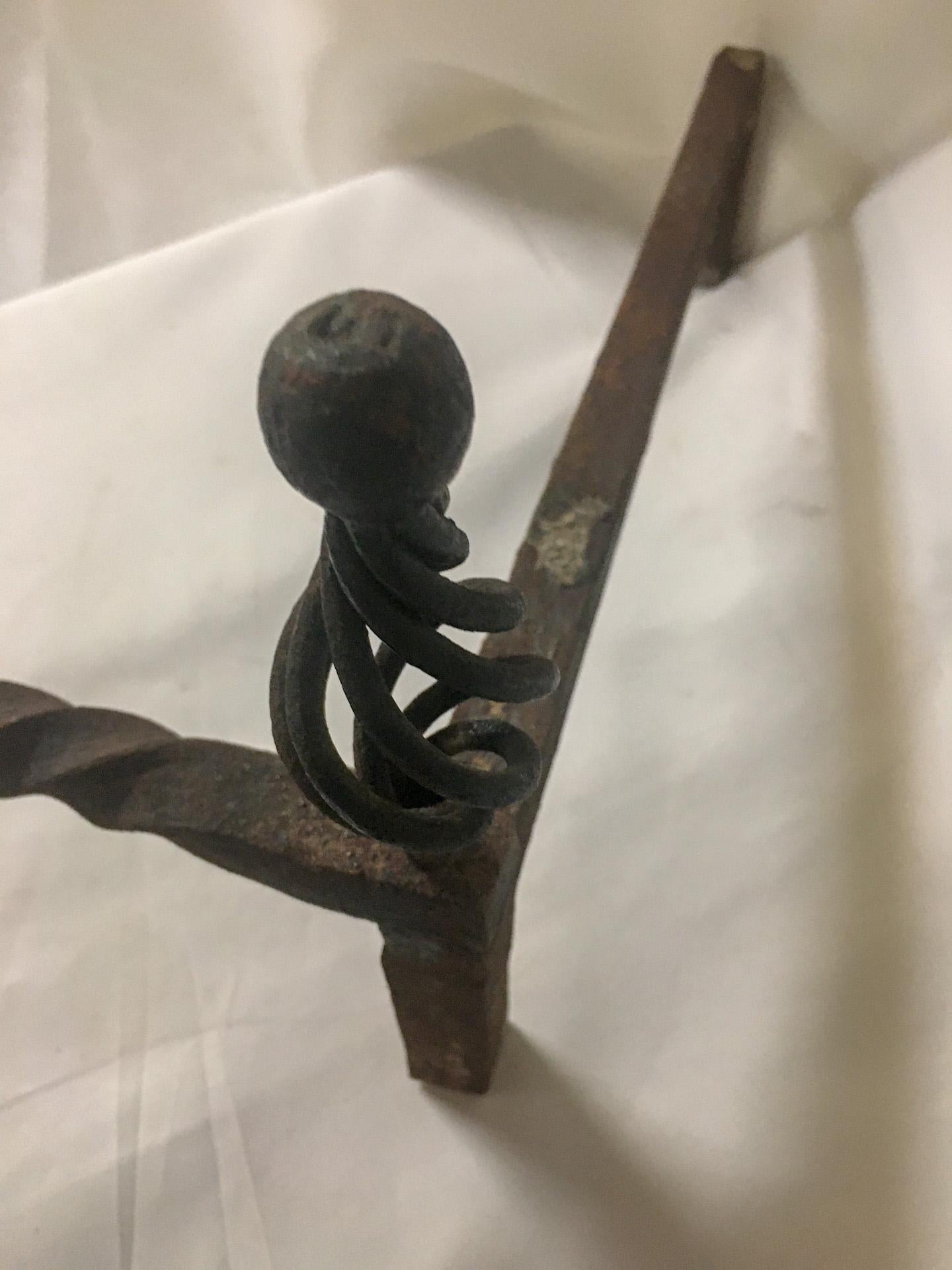 Metà XIX secolo Coppia di androni in ferro battuto Coloniali spagnoli forgiati a mano di dimensioni monumentali del XIX secolo in vendita