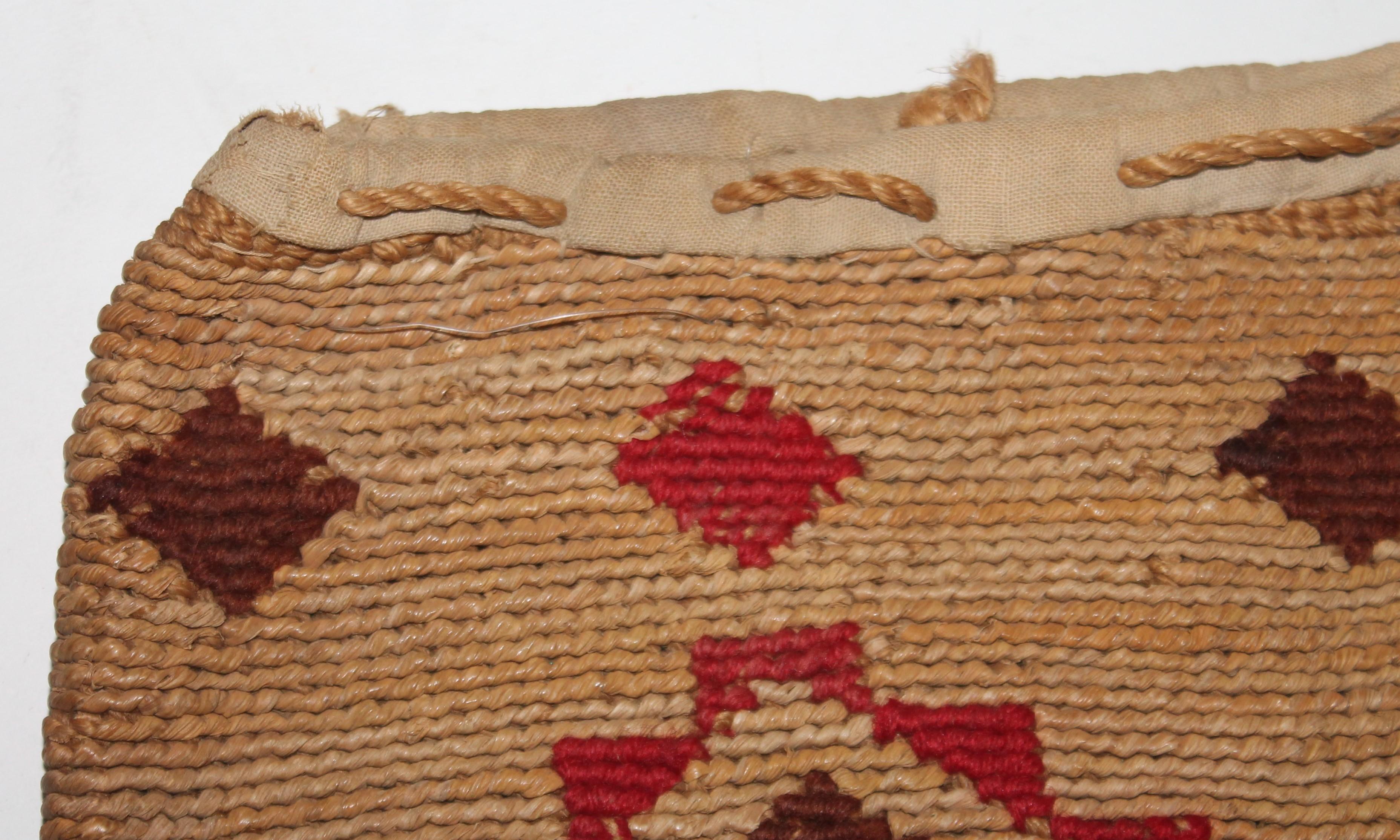 19th Century Native American Corn Husk Plateau Bag In Good Condition For Sale In Los Angeles, CA