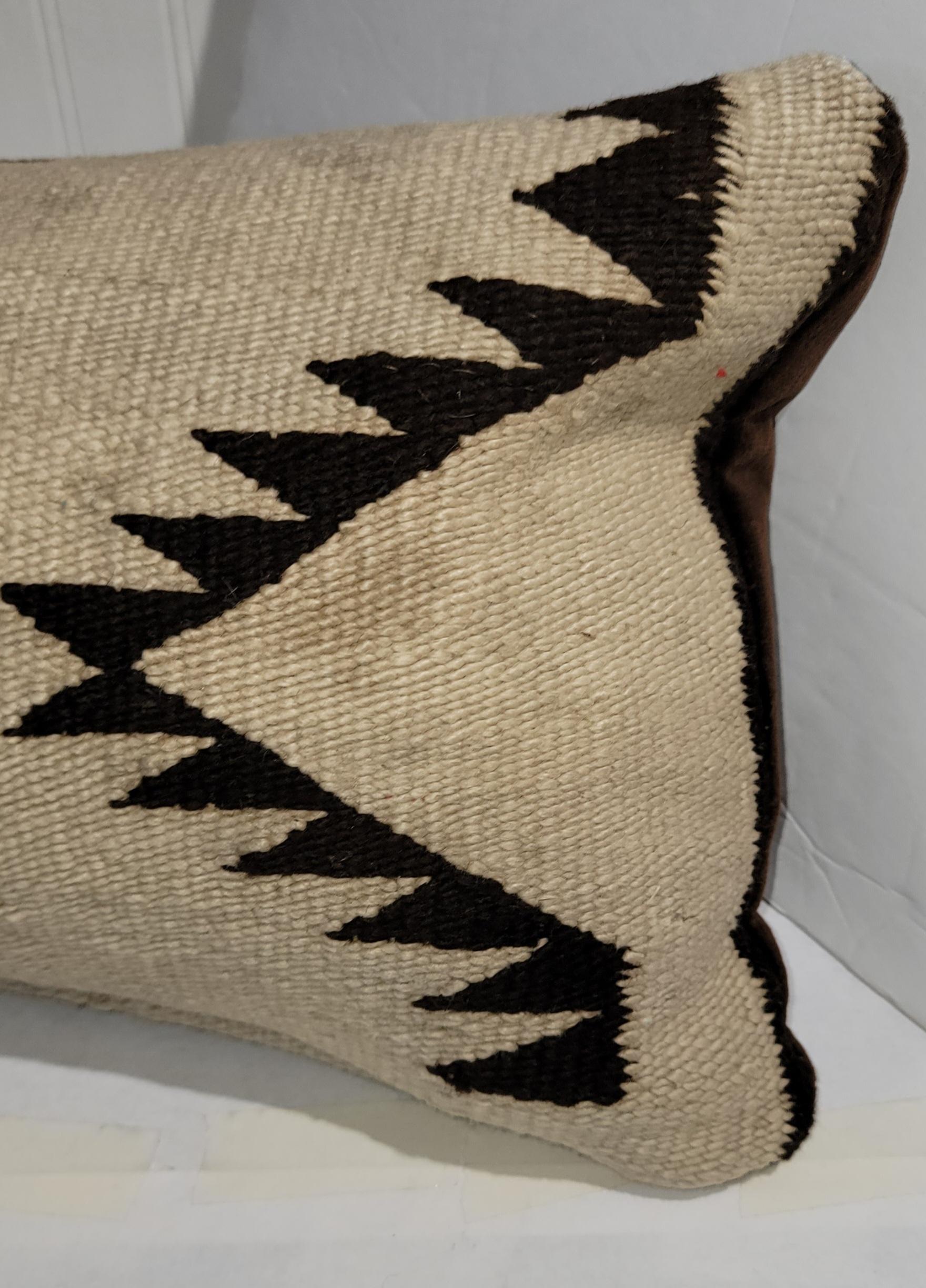 Cuscini bolster di tessitura indiana Navajo del XIX secolo in condizioni incontaminate. Il retro è in un nuovo tessuto di mohair. L'inserto è in piuma e piumetta.
