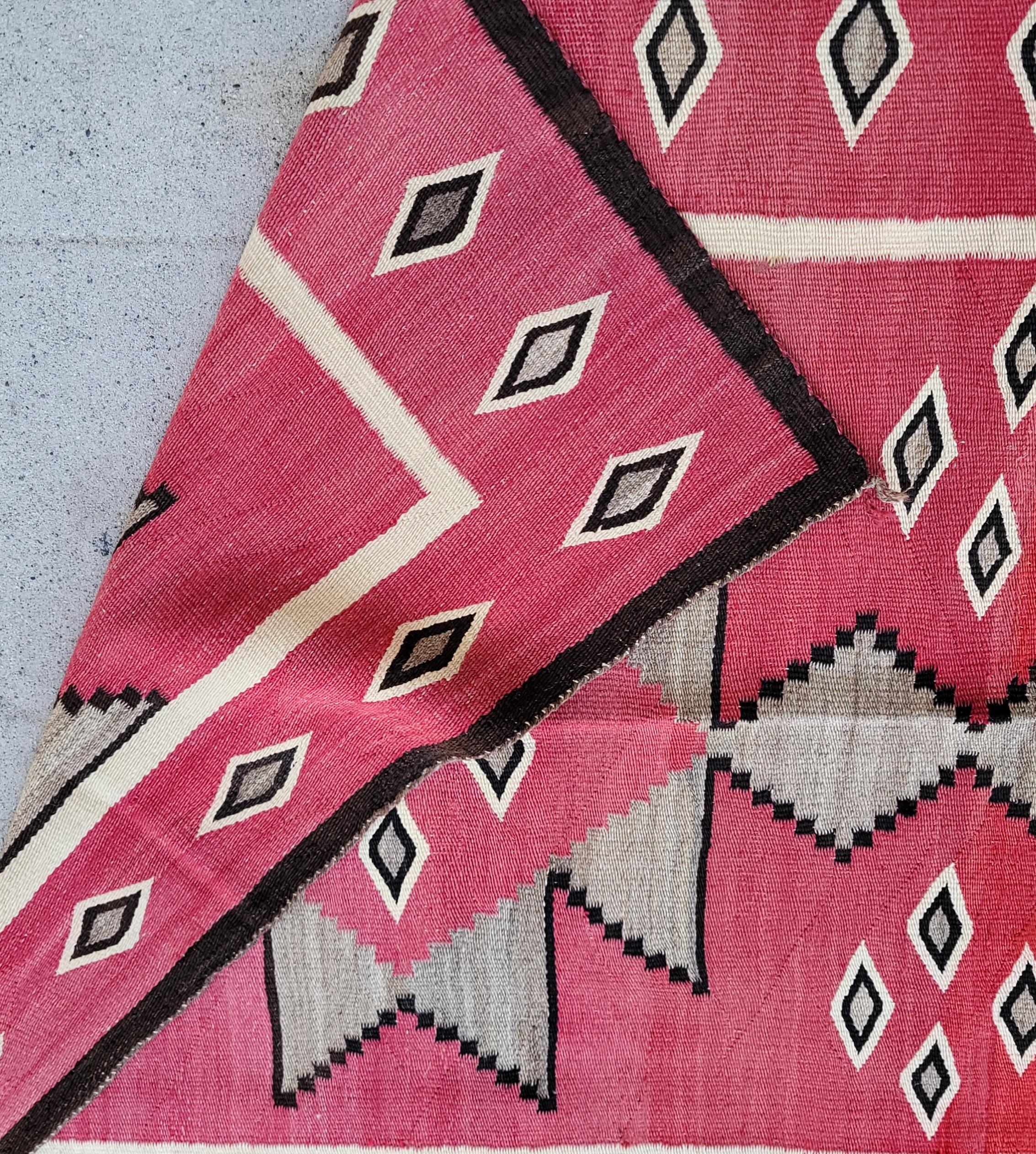 Tissage indien Navajo du début du 19e siècle avec un motif d'étoiles à plumes et une bordure de diamants. Merveilleuse couleur de teinture végétale en bon état. 

