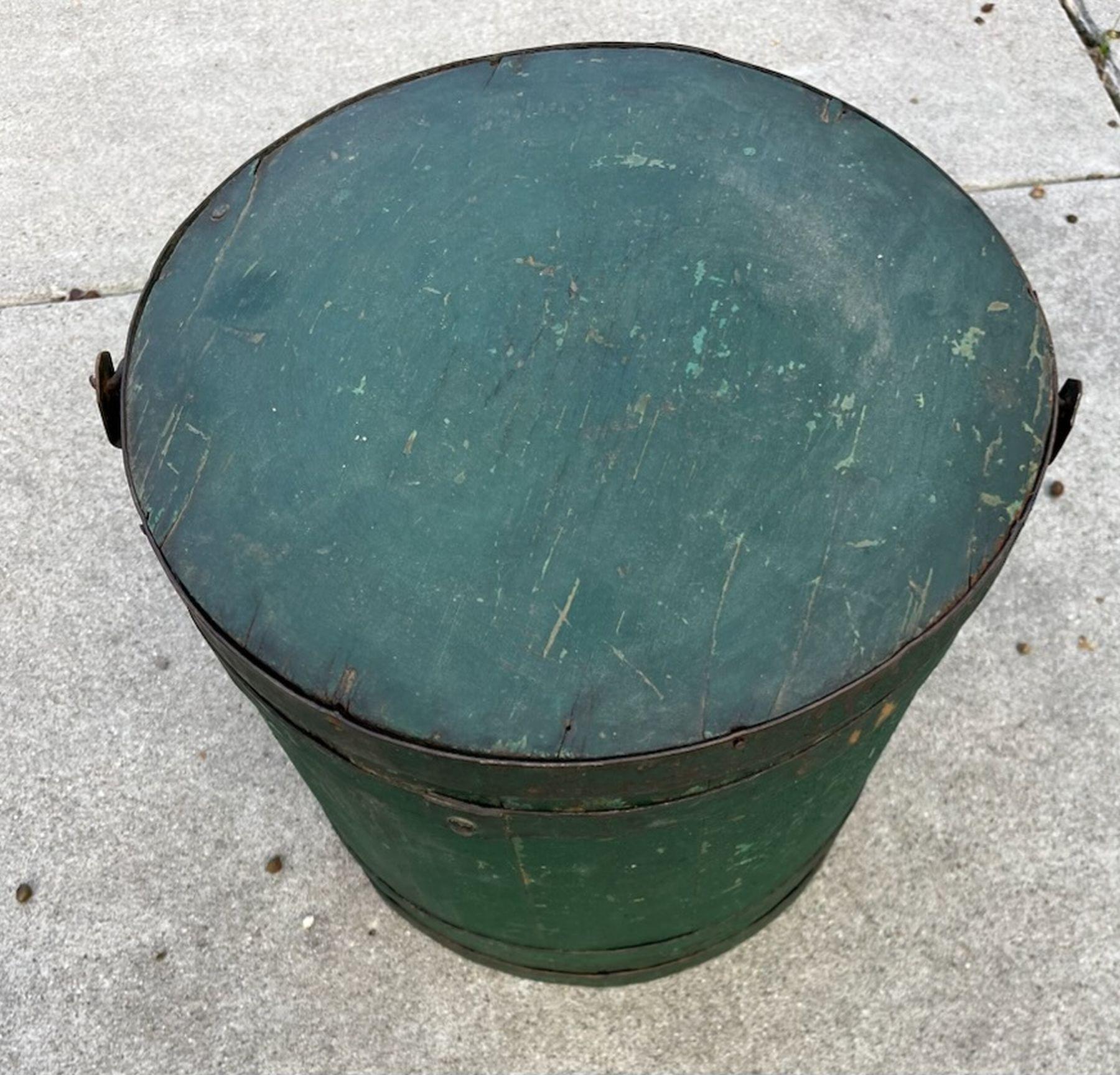 Bucket aus Neuengland des 19. Jahrhunderts mit originalem Deckel aus Maine (amerikanisch) im Angebot