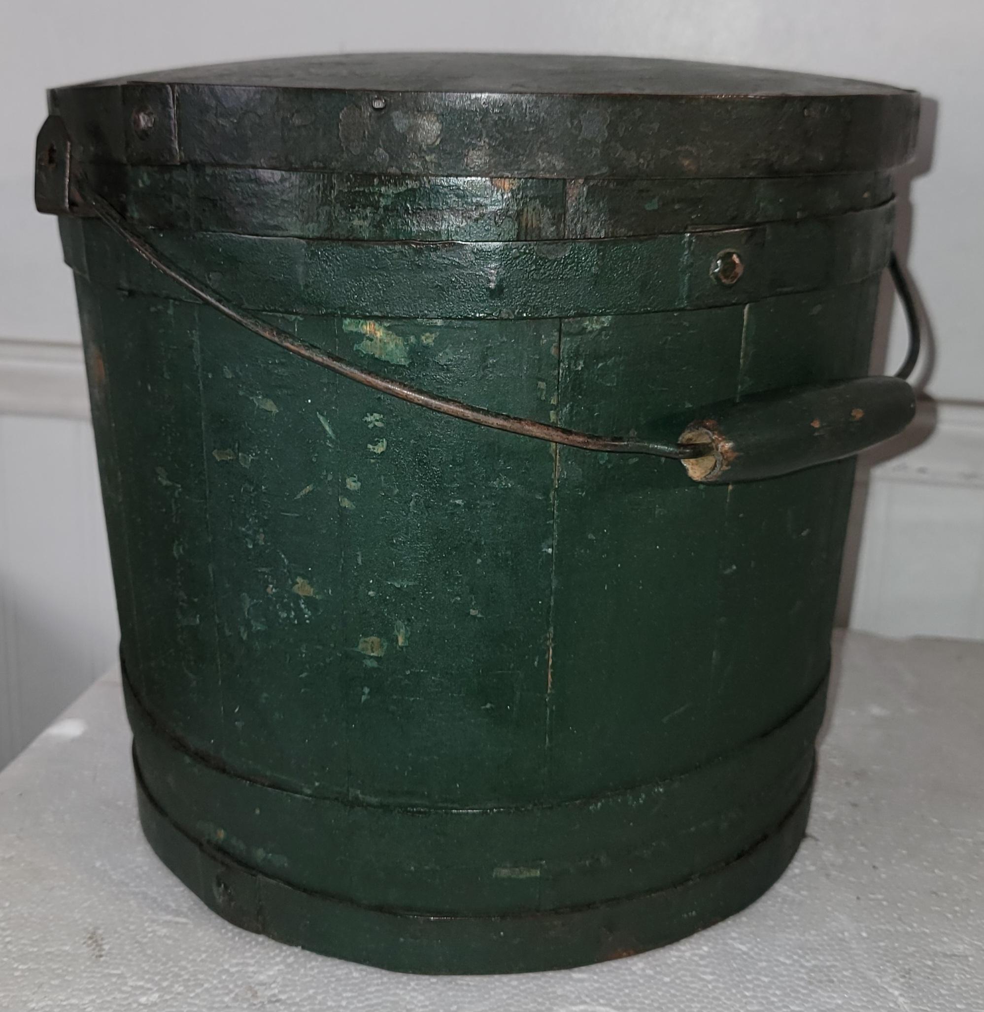 19. Jahrhundert New England Eimer mit Original-Deckel aus Maine Originalfarbe und wunderbare Metallgriff mit Holzgriff. Tolle Farbe und tolle Patina. 