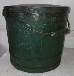 Secchio del 19° secolo del New England con coperchio originale del Maine