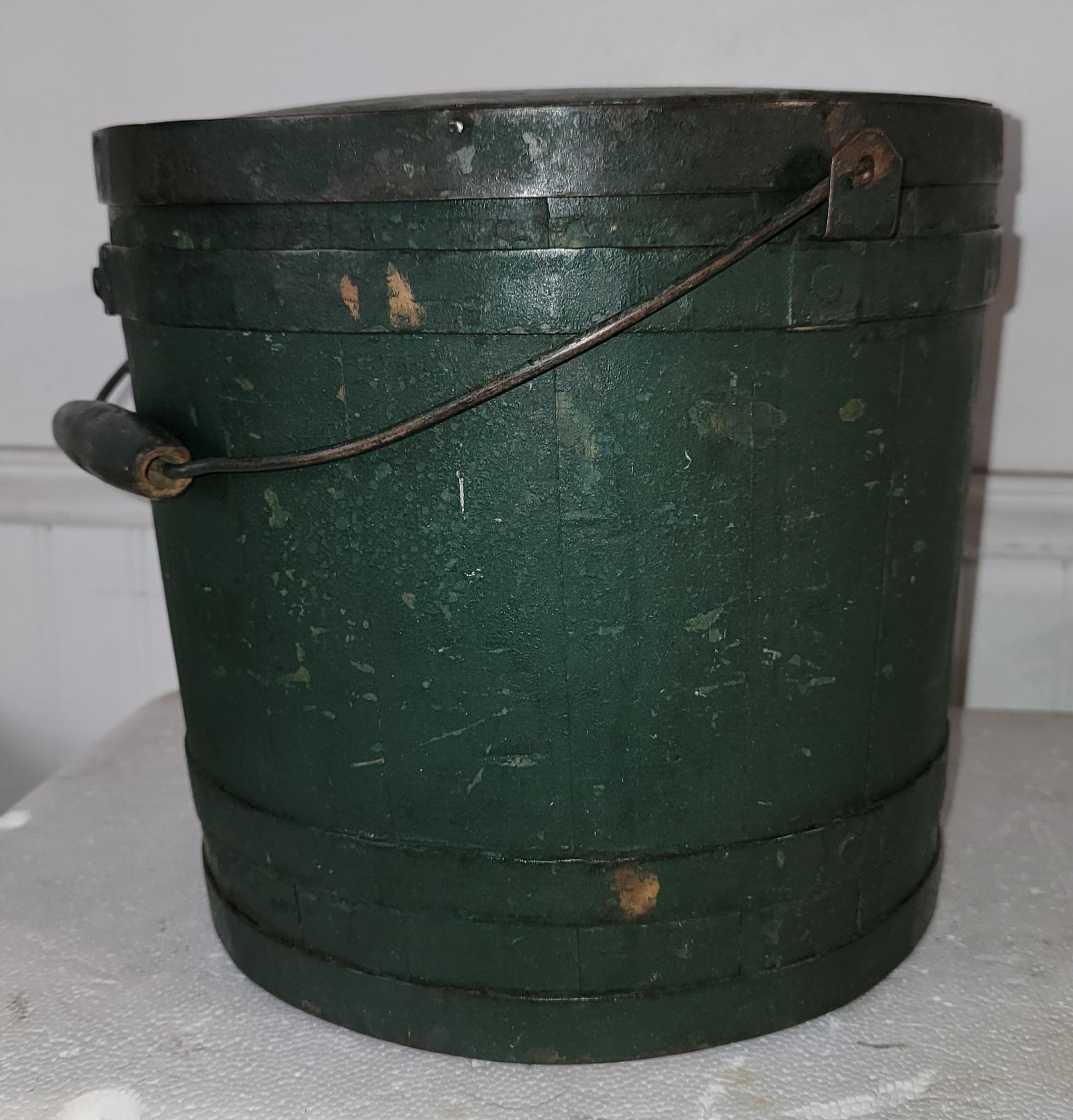 Bucket aus Neuengland des 19. Jahrhunderts mit originalem Deckel aus Maine (Adirondack) im Angebot