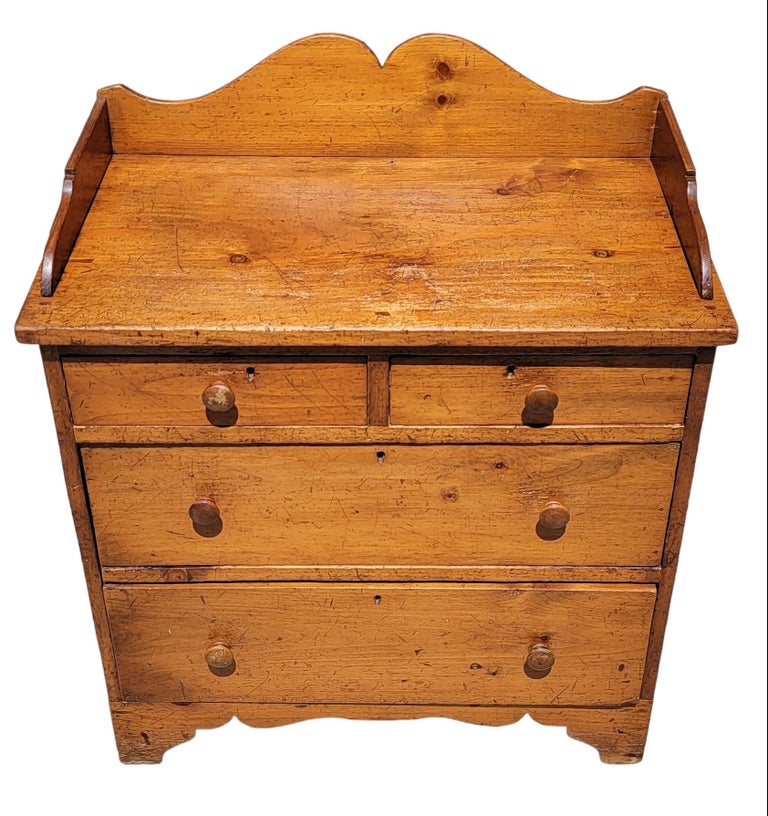 19th Century New England Small Chest of Drawers For Sale at 1stDibs