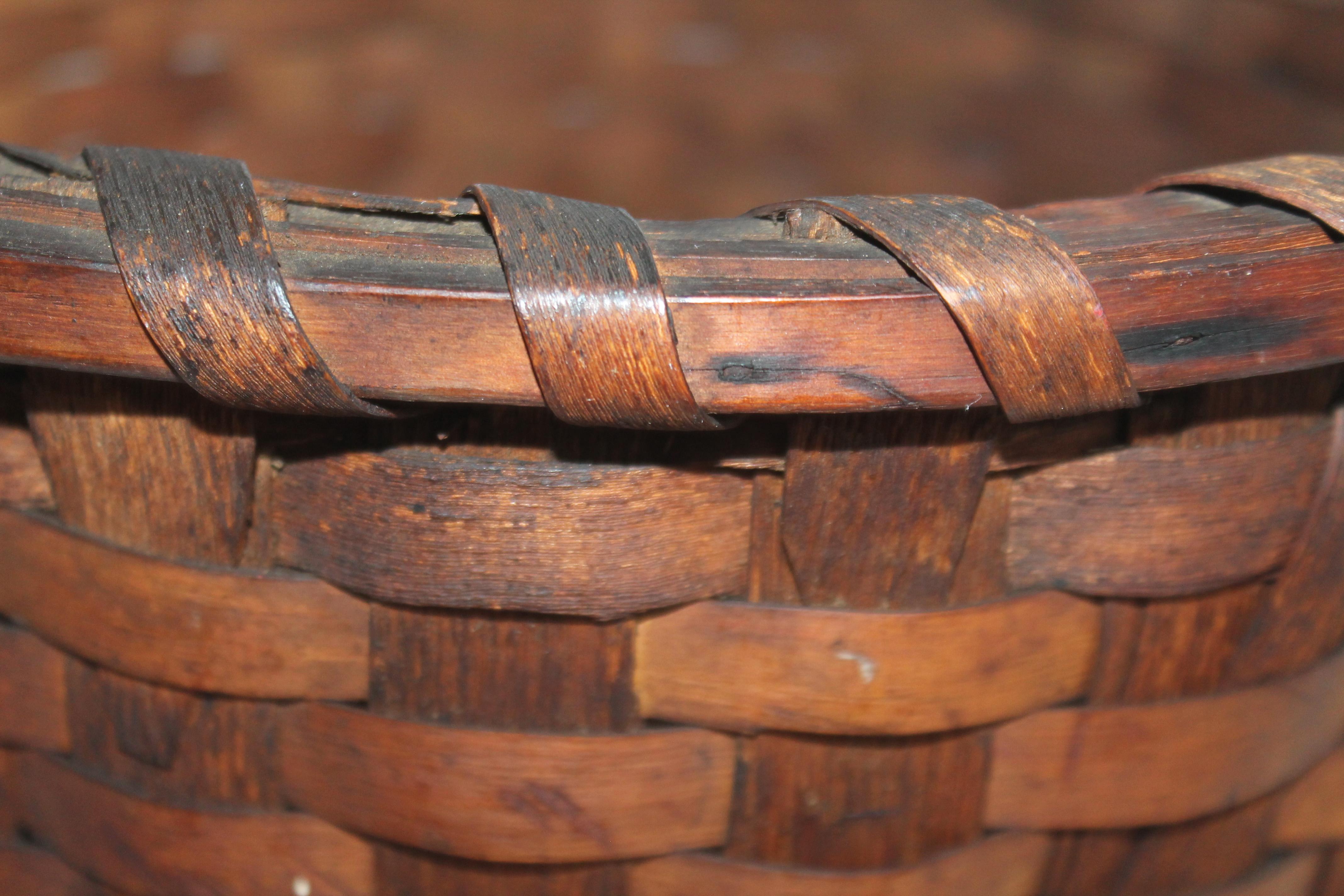 19Thc New England Swing Handled Basket In Good Condition In Los Angeles, CA