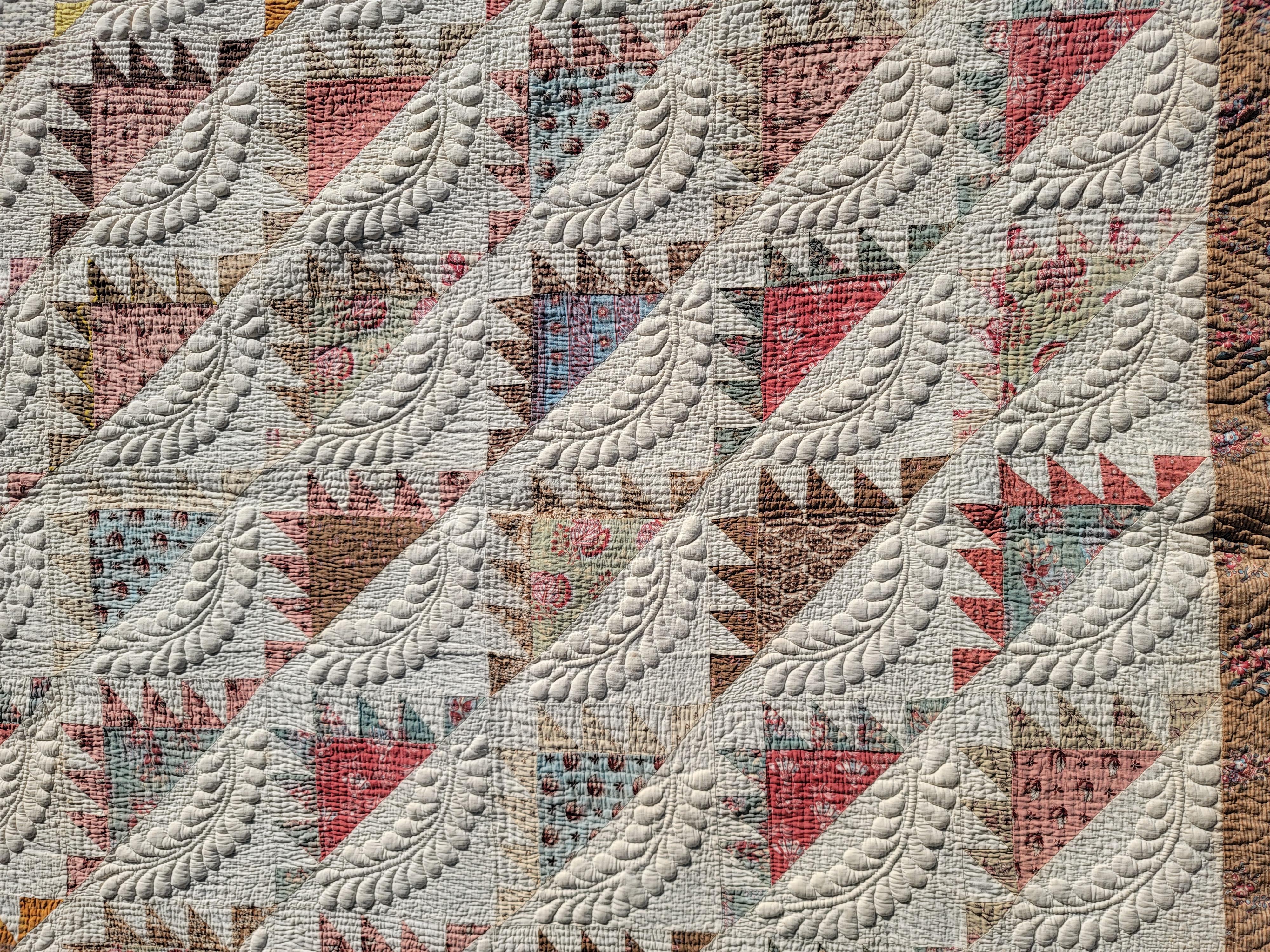 19thc New England Trapunto & Chintz Delectable Mountains Quilt In Good Condition In Los Angeles, CA