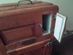 Bote  glace en chne du 19e sicle avec treillis en laiton de petite taille par Belding Hall