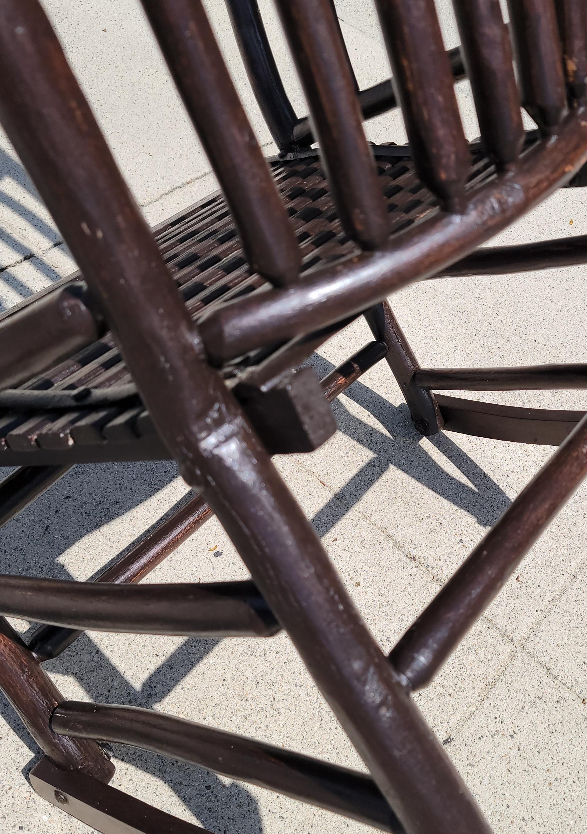 Fauteuil à bascule en hickory du 19e siècle. Chaise à bascule solide et robuste. Les sièges sont fabriqués en  et offrent une sensation de douceur au niveau de la zone lombaire. Chaise à bascule douce avec la qualité d'un vieux meuble en hickory.