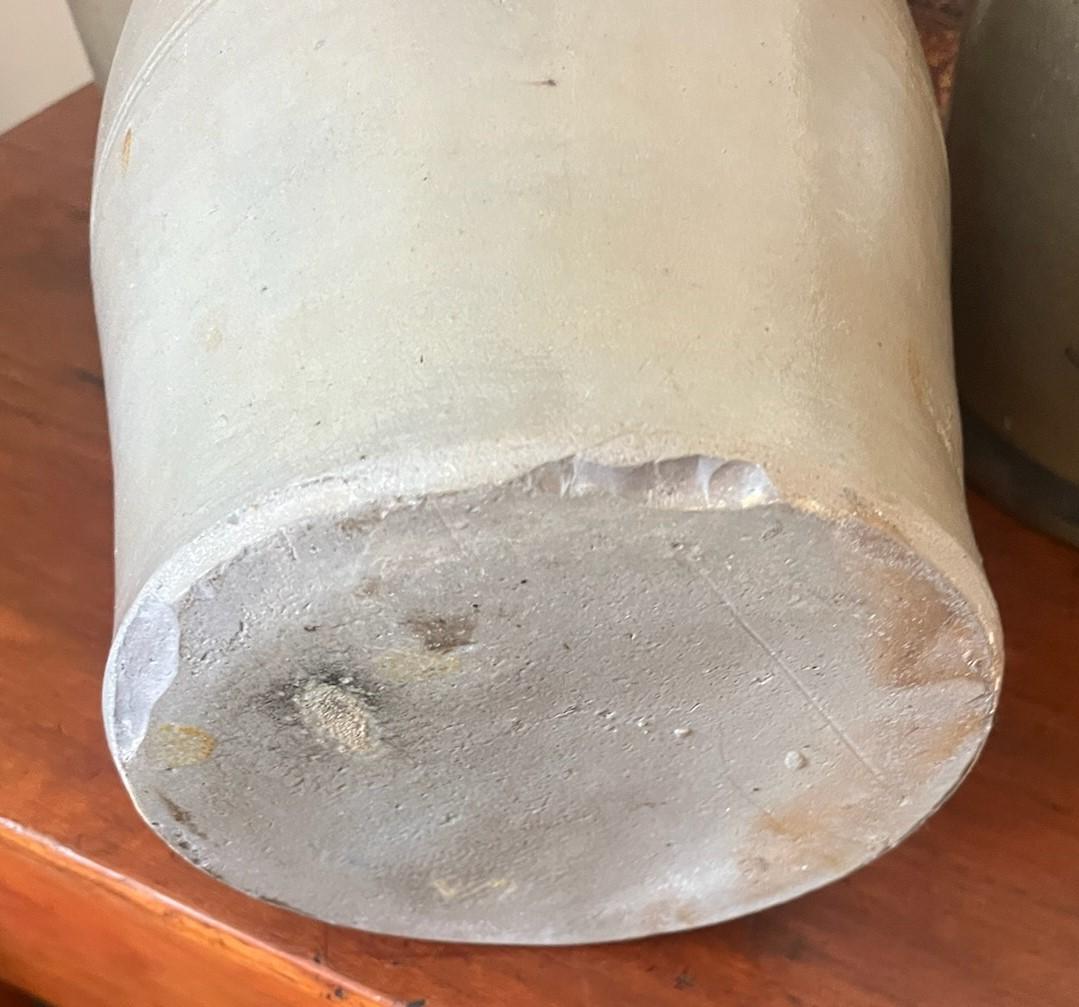 Vaso di coccio decorato a motivi floreali del XIX secolo. Piccole scheggiature sulla base, come mostrato nelle immagini. 