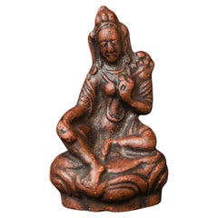 Tara mongola scolpita in argilla o terracotta del XIX o dell'inizio del XX secolo