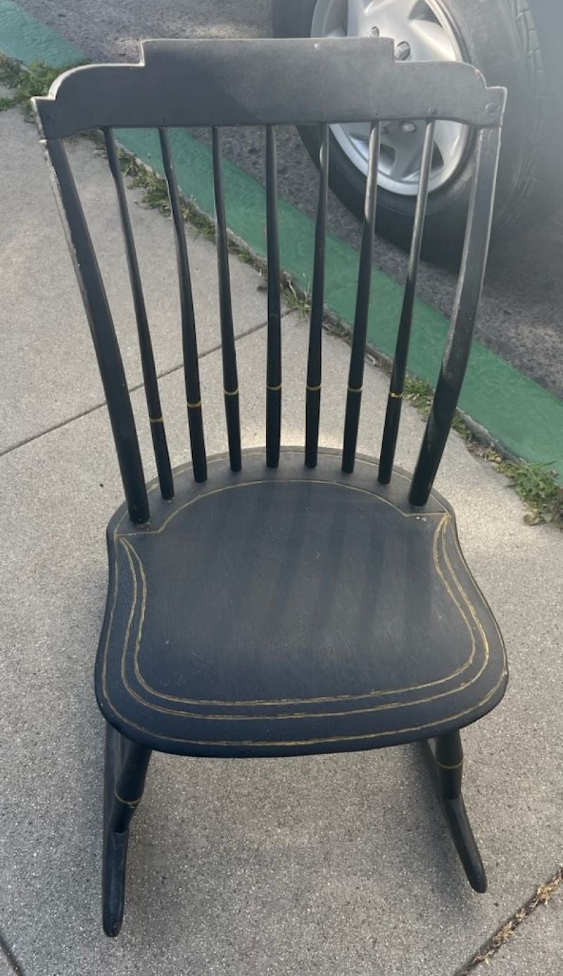 Cette belle chaise à bascule originale du 19ème siècle, peinte en noir, est ornée d'une bande de couleur moutarde. Cette chaise à bascule du début de la Nouvelle Angleterre provient d'une succession privée. Elle est en très bon état, avec une