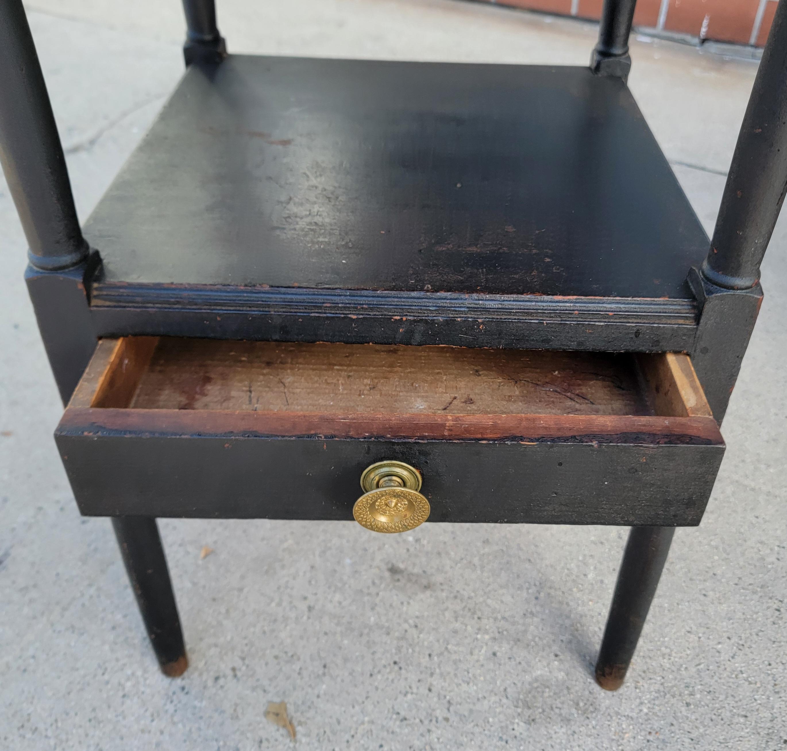 Table / Stand original à un tiroir du 19e siècle peint en noir Bon état - En vente à Los Angeles, CA