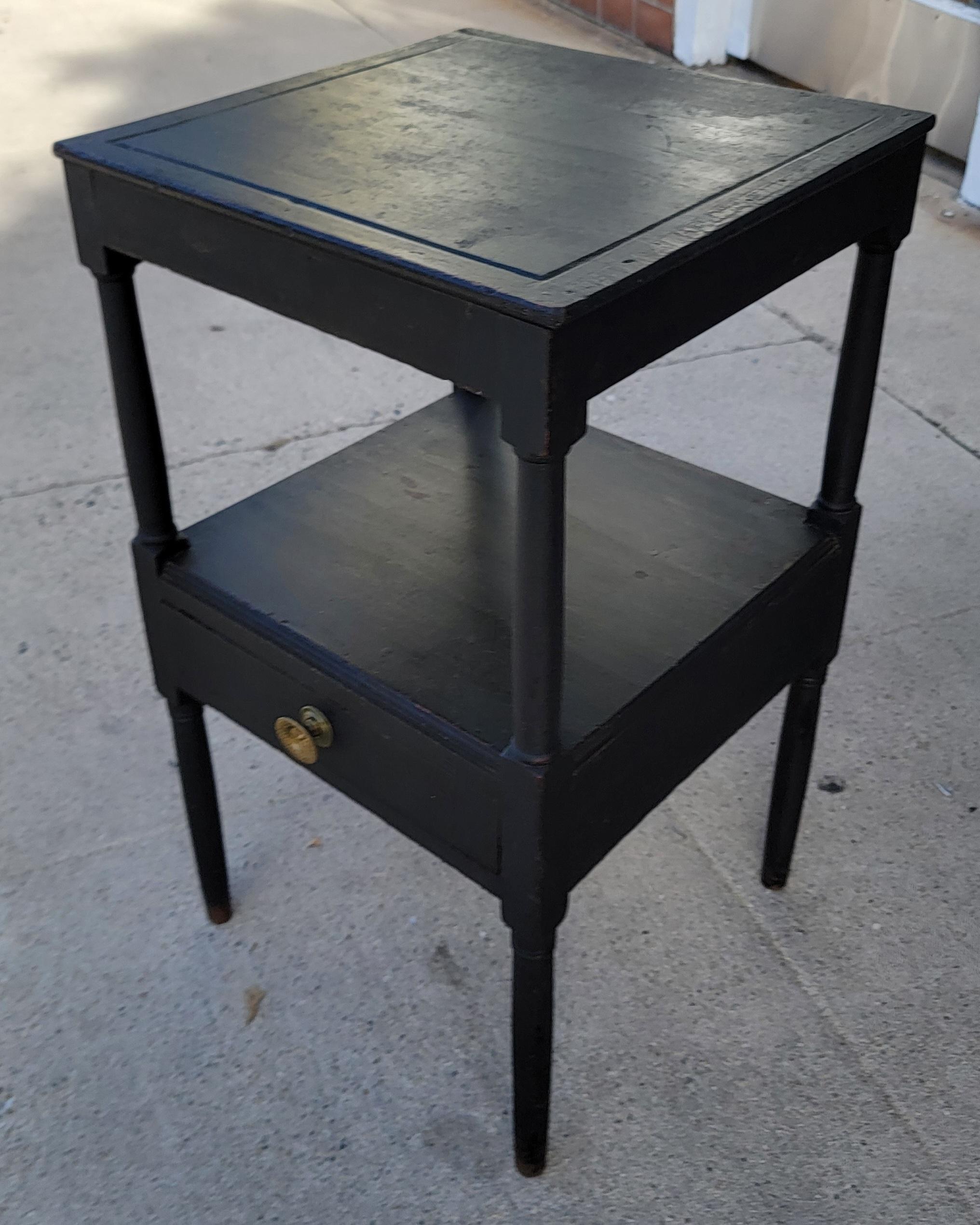 Table ou table de nuit à un tiroir, peinte en noir, en très bon état, avec la quincaillerie d'origine et le tiroir à queue d'aronde.