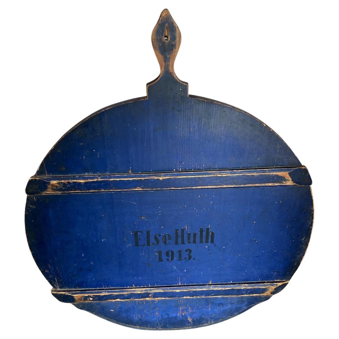 Dieses runde, blau bemalte Schneidebrett aus dem 19. Jahrhundert ist signiert und datiert, da es 1913 verschenkt wurde! Es ist in sehr gutem Zustand und auf der Vorderseite bemalt und auf der Rückseite unbemalt.
Dieses Brett wurde in Europa
