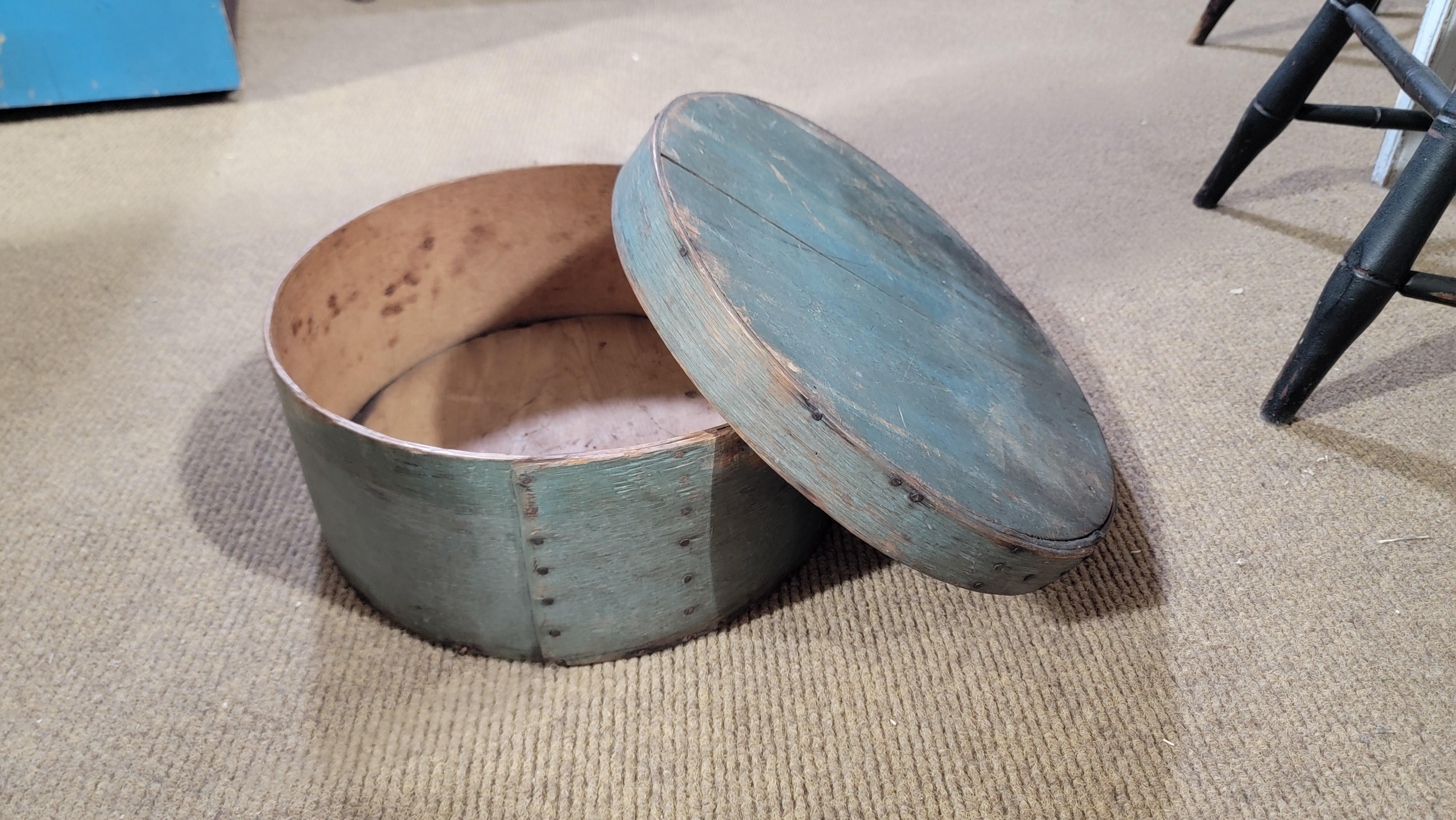 19Thc Original caja de despensa pintada de azul en muy buen estado.Esta caja de despensa pintada de azul / gris.Gran tamaño.