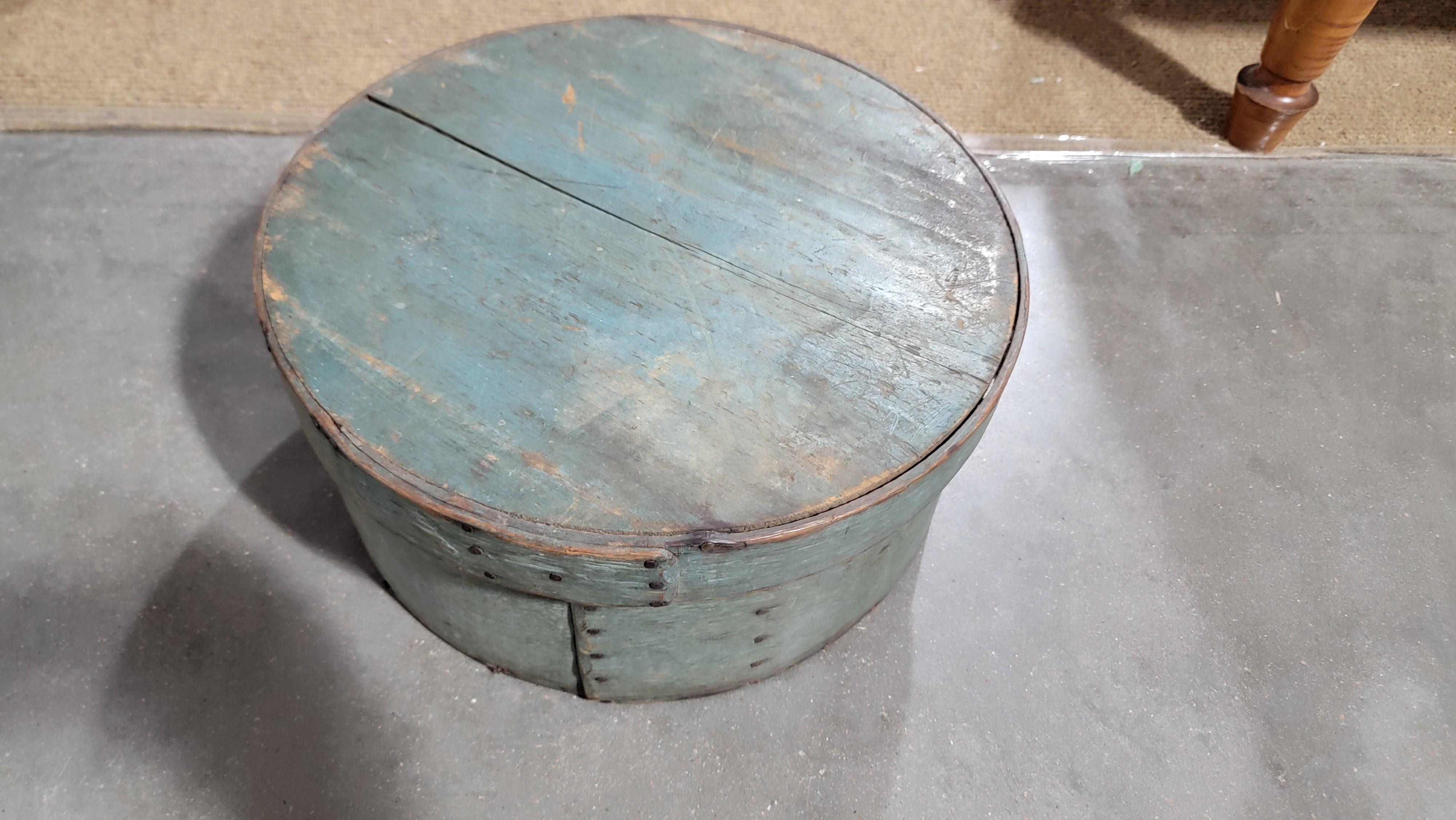 19Thc Caja de despensa grande original azul/gris Mediados del siglo XIX en venta