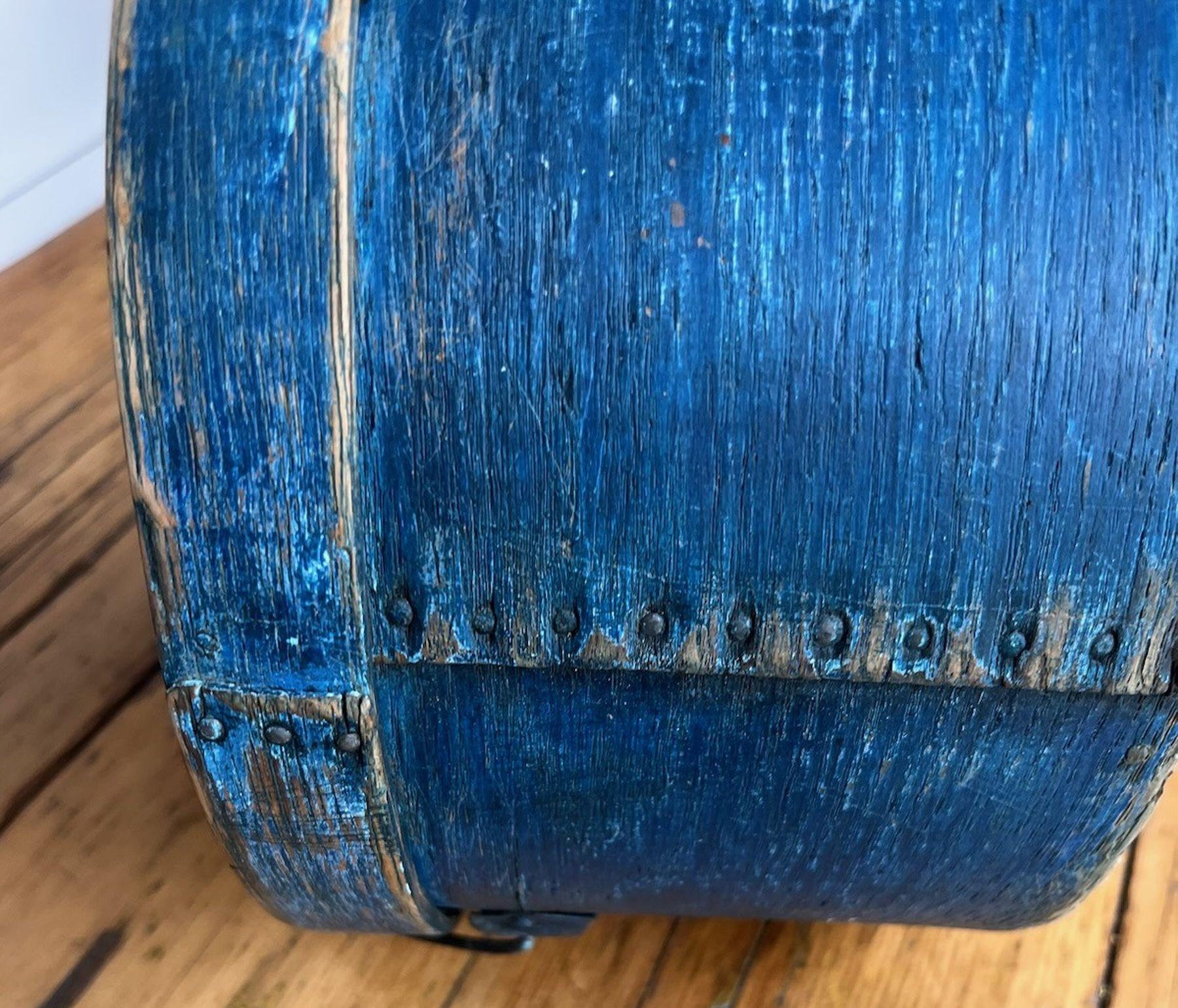 Questa bella scatola da dispensa di medie dimensioni, dipinta in blu nel XIX secolo, proviene da una collezione di arte popolare di cinquant'anni fa!
La vernice ha una meravigliosa patina invecchiata e consumata.Tutti i chiodi e il manico sono