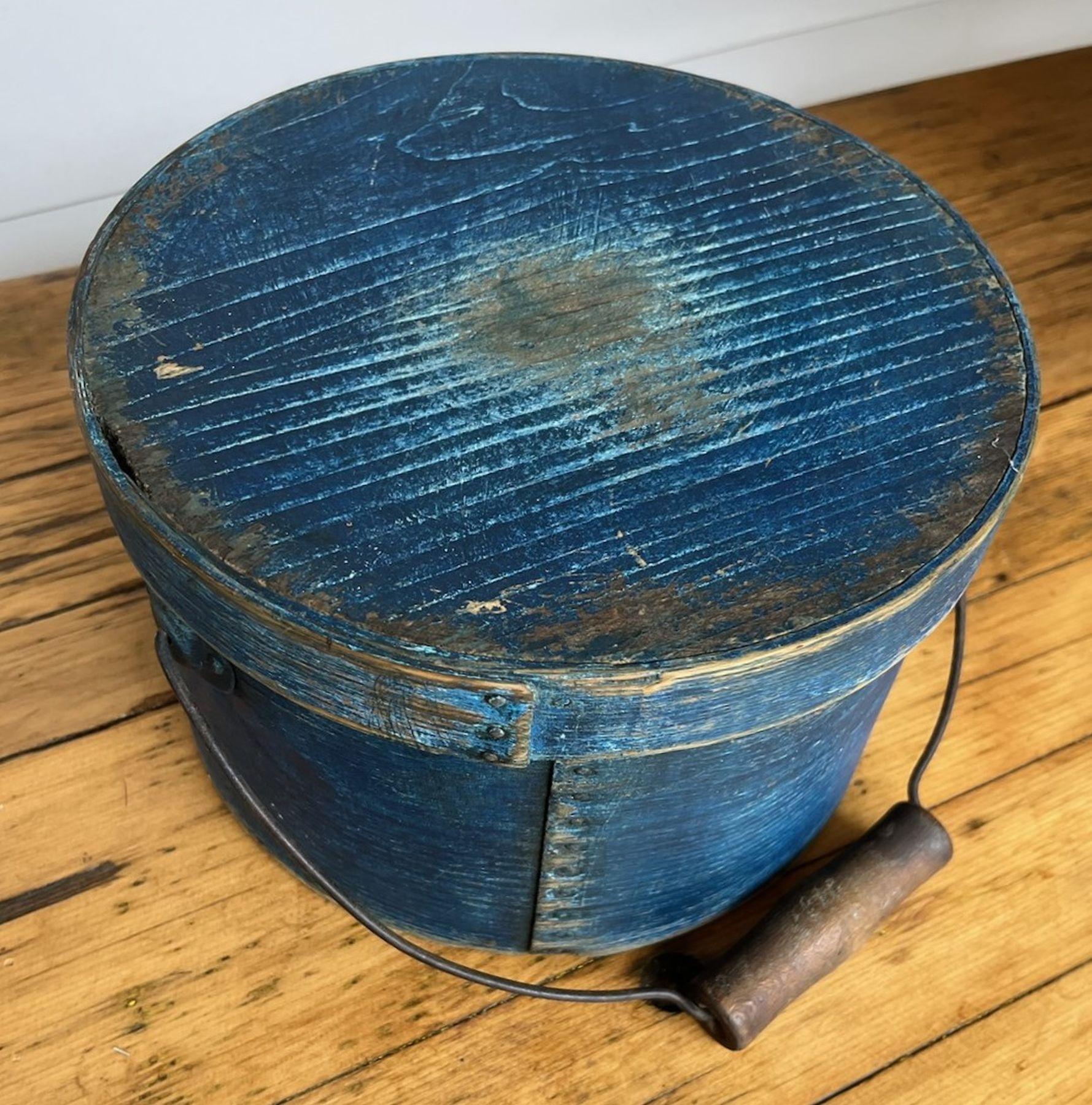 Stile Adirondack Scatola da dispensa originale del 19° secolo dipinta di blu con manico a cappio in vendita