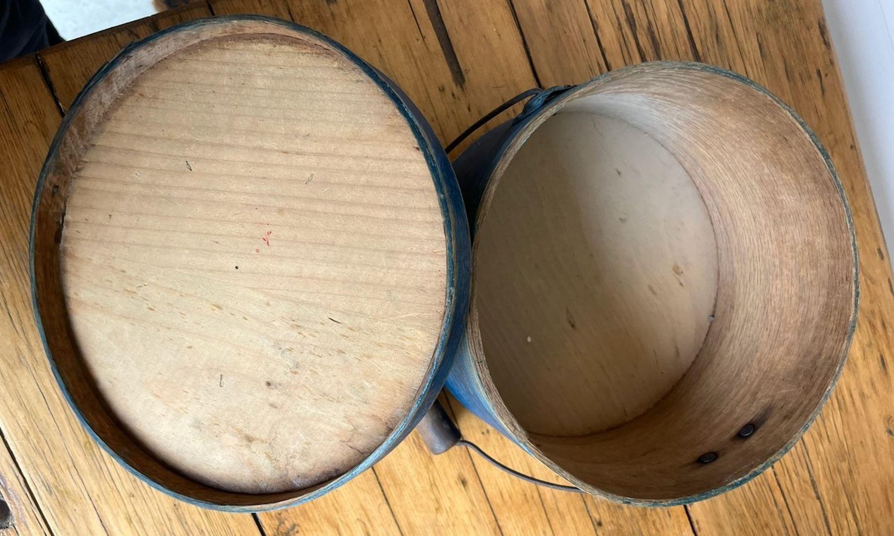 Americano Scatola da dispensa originale del 19° secolo dipinta di blu con manico a cappio in vendita
