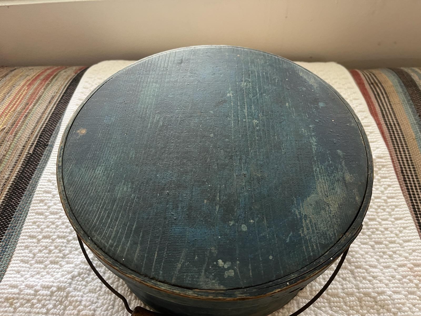 Scatola da dispensa originale del 19° secolo dipinta di blu con manico a cappio In condizioni buone in vendita a Los Angeles, CA