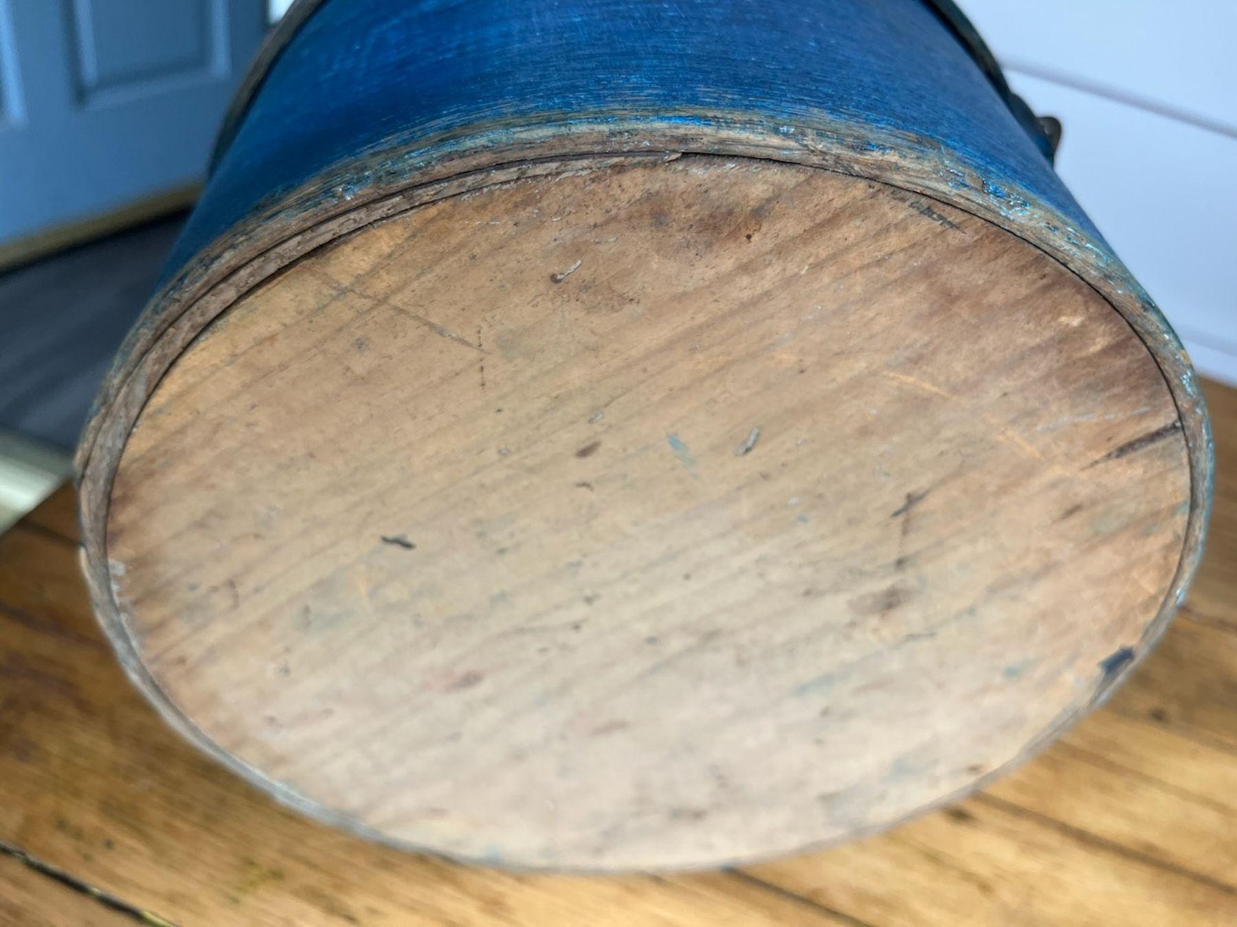 Fatto a mano Scatola da dispensa originale del 19° secolo dipinta di blu con manico a cappio in vendita