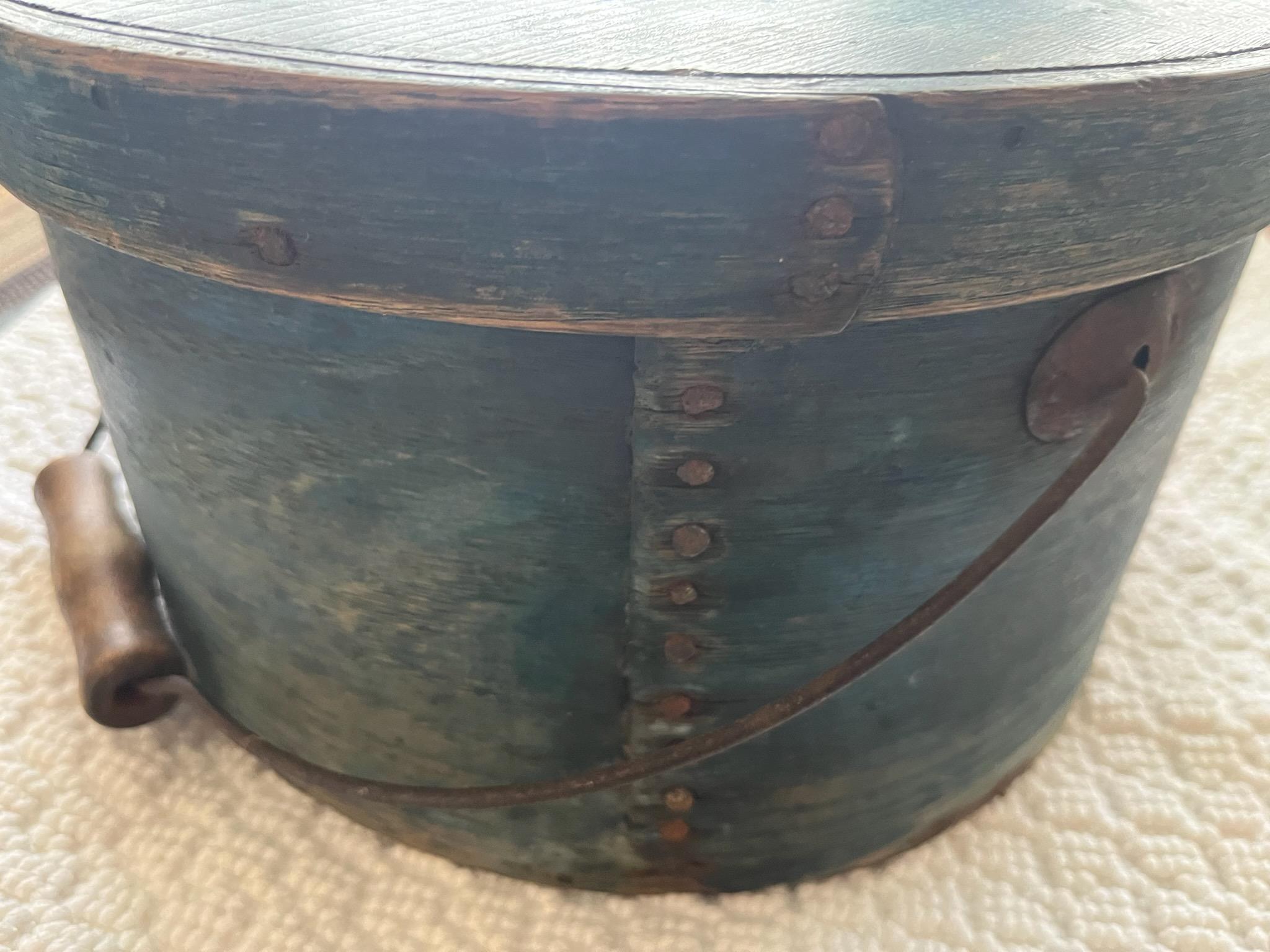 XIX secolo Scatola da dispensa originale del 19° secolo dipinta di blu con manico a cappio in vendita