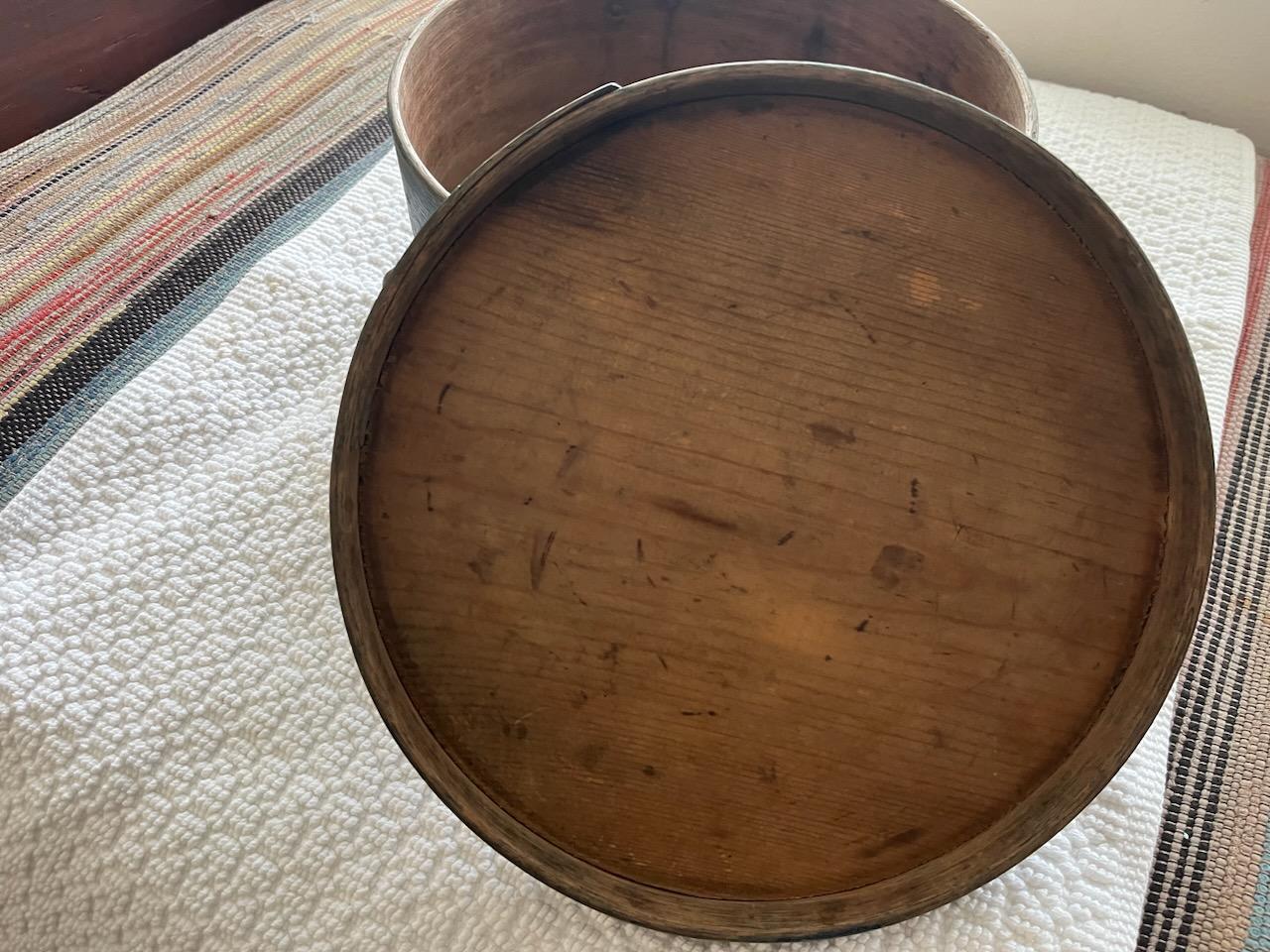Legno Scatola da dispensa originale del 19° secolo dipinta di blu con manico a cappio in vendita