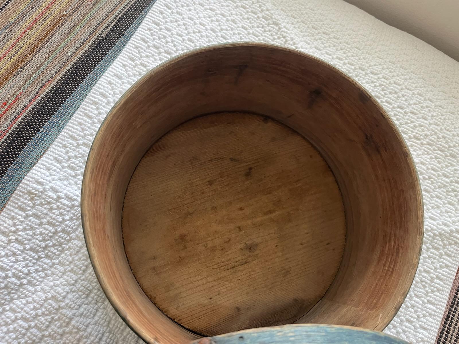 Scatola da dispensa originale del 19° secolo dipinta di blu con manico a cappio in vendita 1