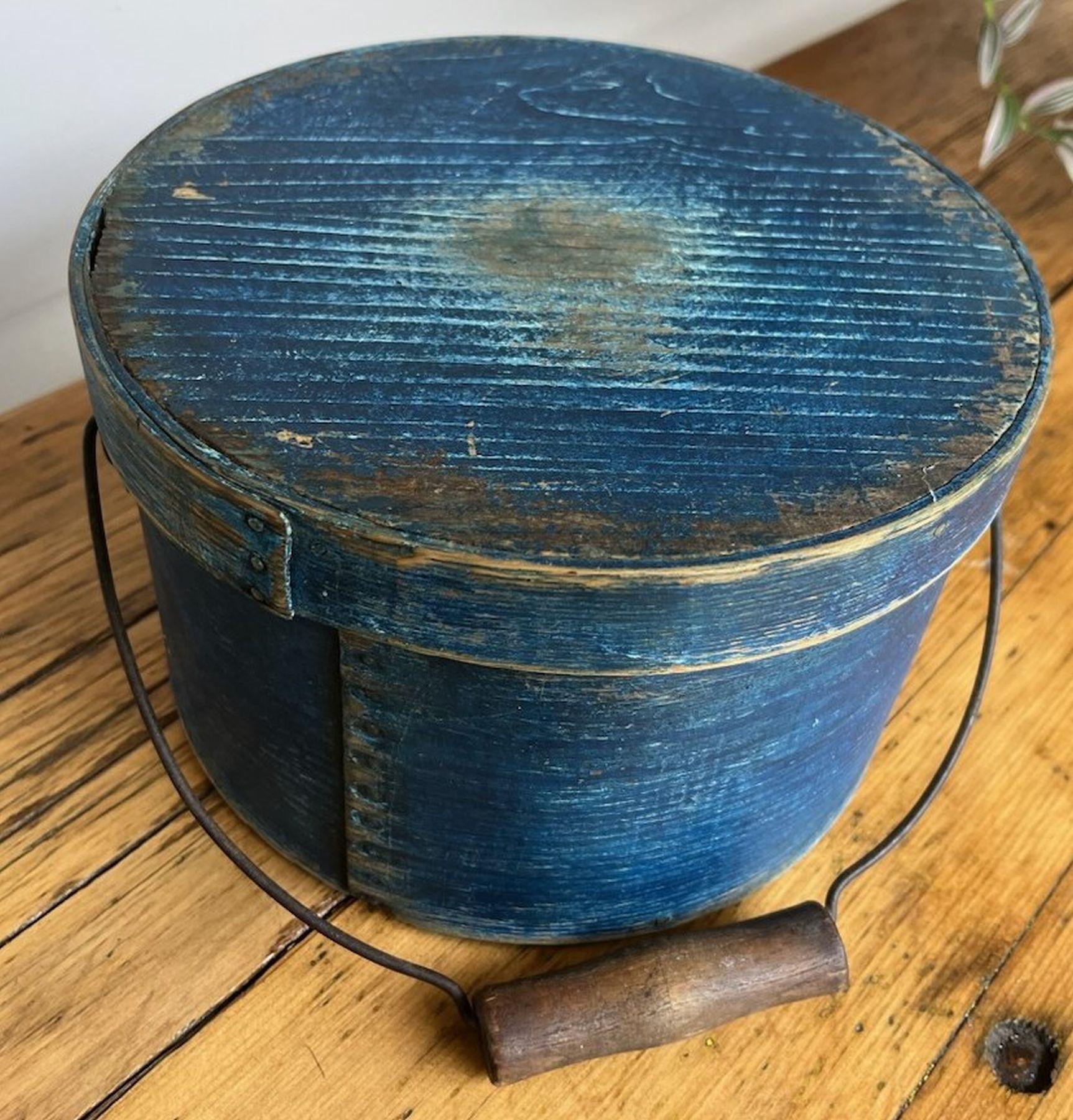 Caja de despensa con asa pintada en azul original del siglo XIX
