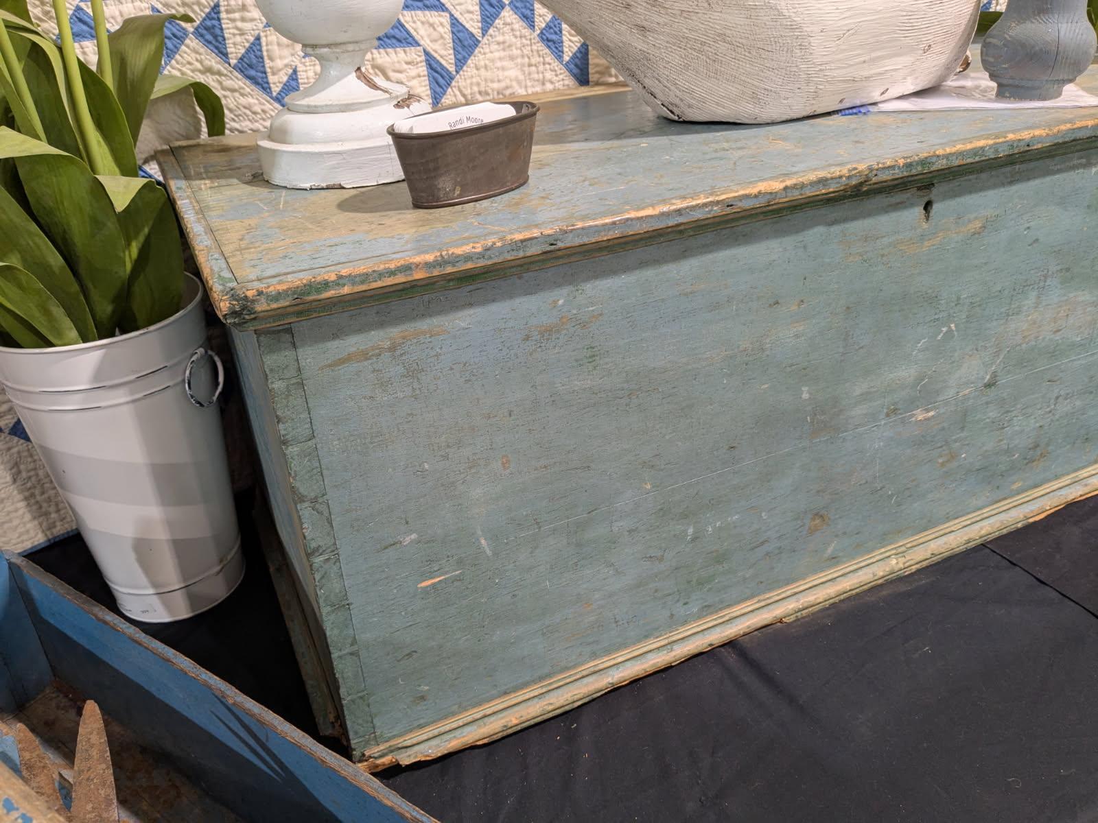 Original du 19ème siècle ; pin peint blanekt  poitrine de l'Ohio. Très bon état avec un couvercle de caisse manquant... Magnifique peinture bleue sur toute la carrosserie.
Très robuste et très patiné. Usure normale de l'époque. 1840-1860