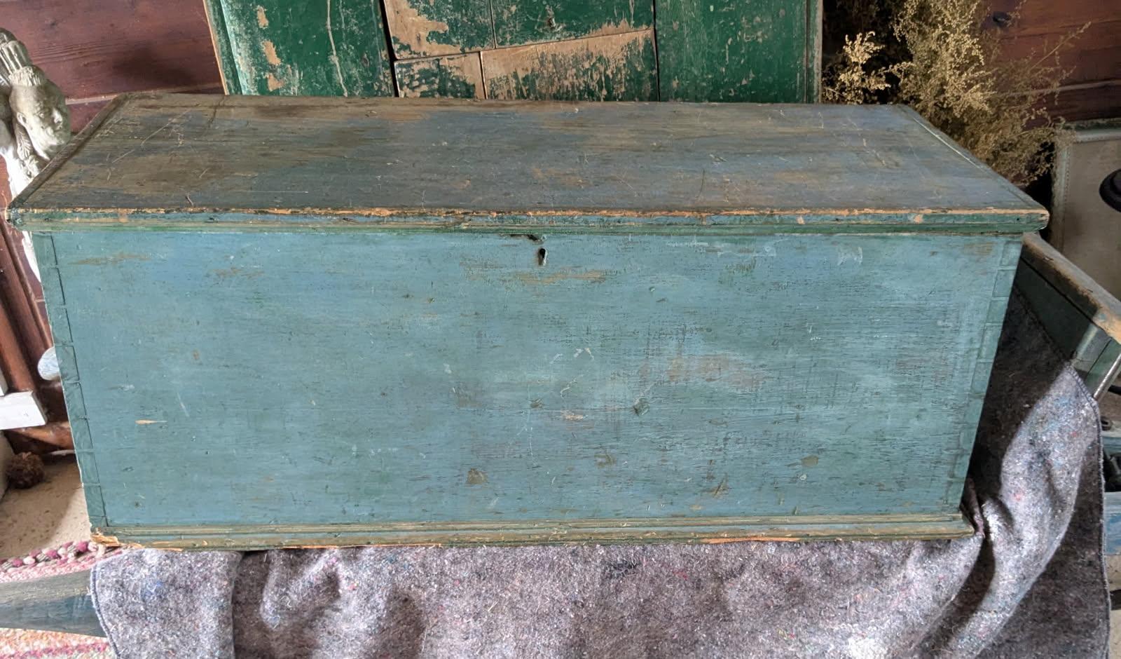 Coffre à couvertures original du 19ème siècle peint en bleu Bon état - En vente à Los Angeles, CA