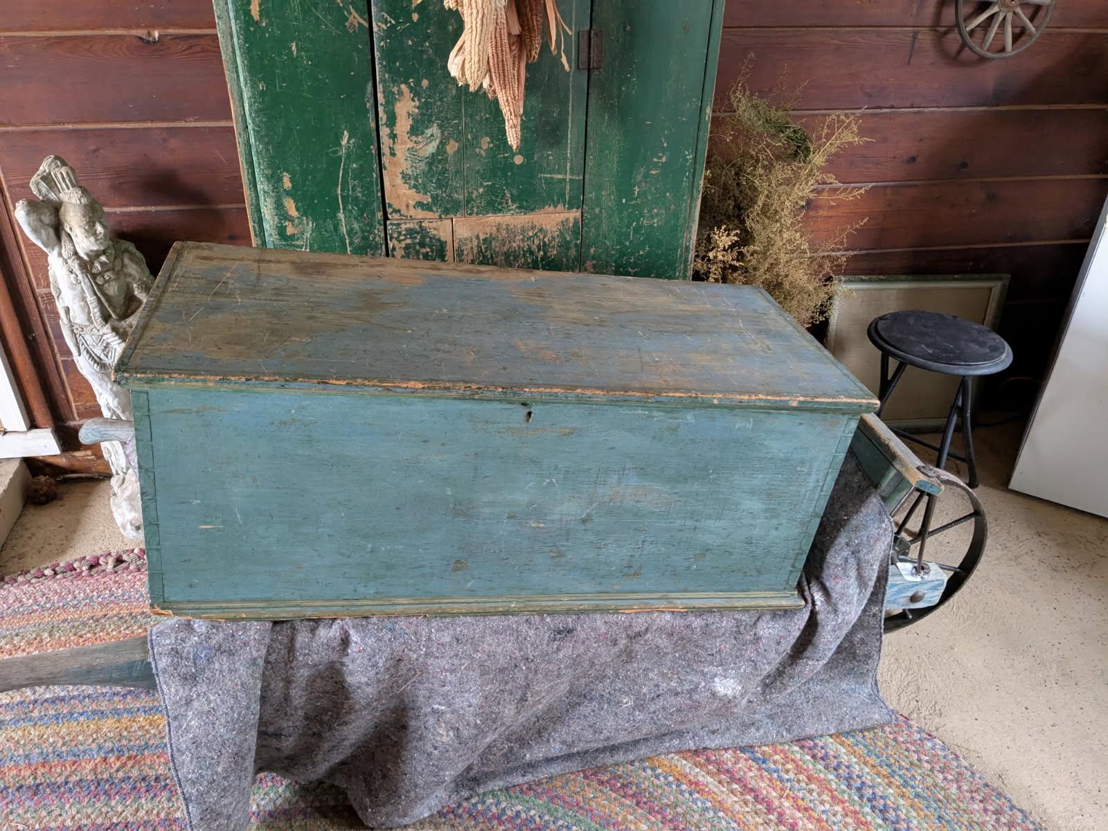 XIXe siècle Coffre à couvertures original du 19ème siècle peint en bleu en vente