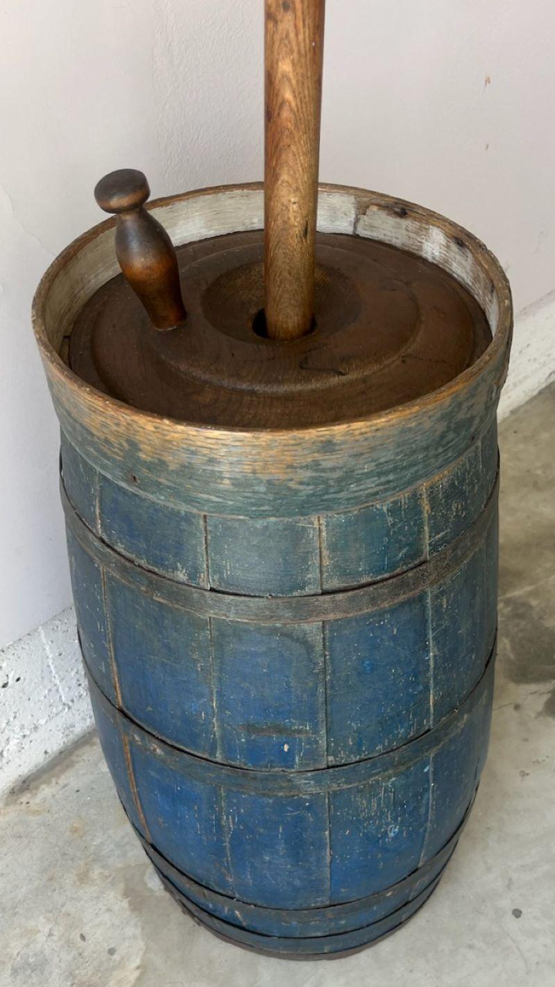 Zangola per burro originale dipinta di blu del 19° secolo in vendita 5