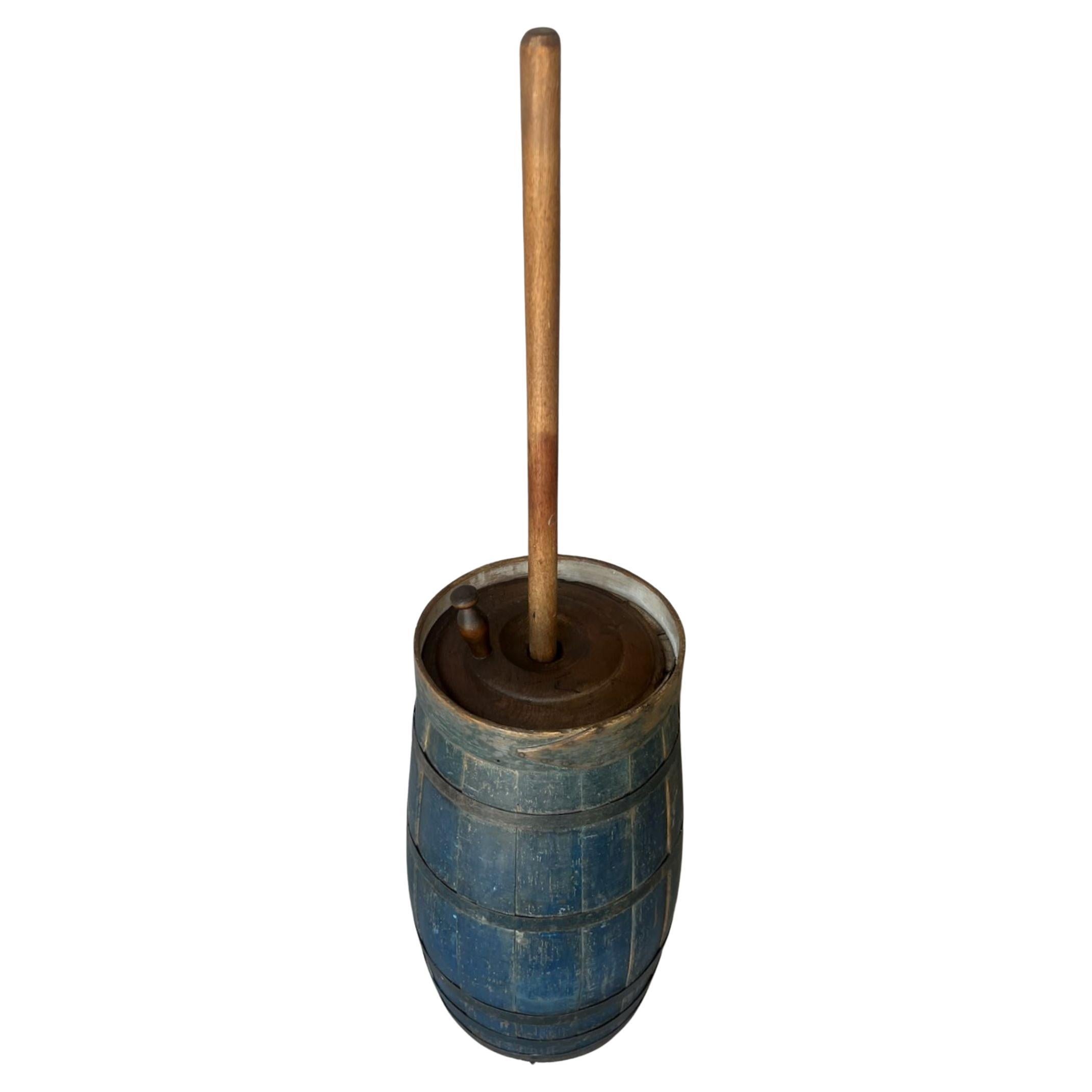 19Thc Zangola per burro originale dipinta di blu con patina sorprendente  L'inserto della zangola e la paletta sono anch'essi all'interno della zangola. Tutti i chiodi tagliati sono costruiti con una grande fascia per le dita nella parte superiore.