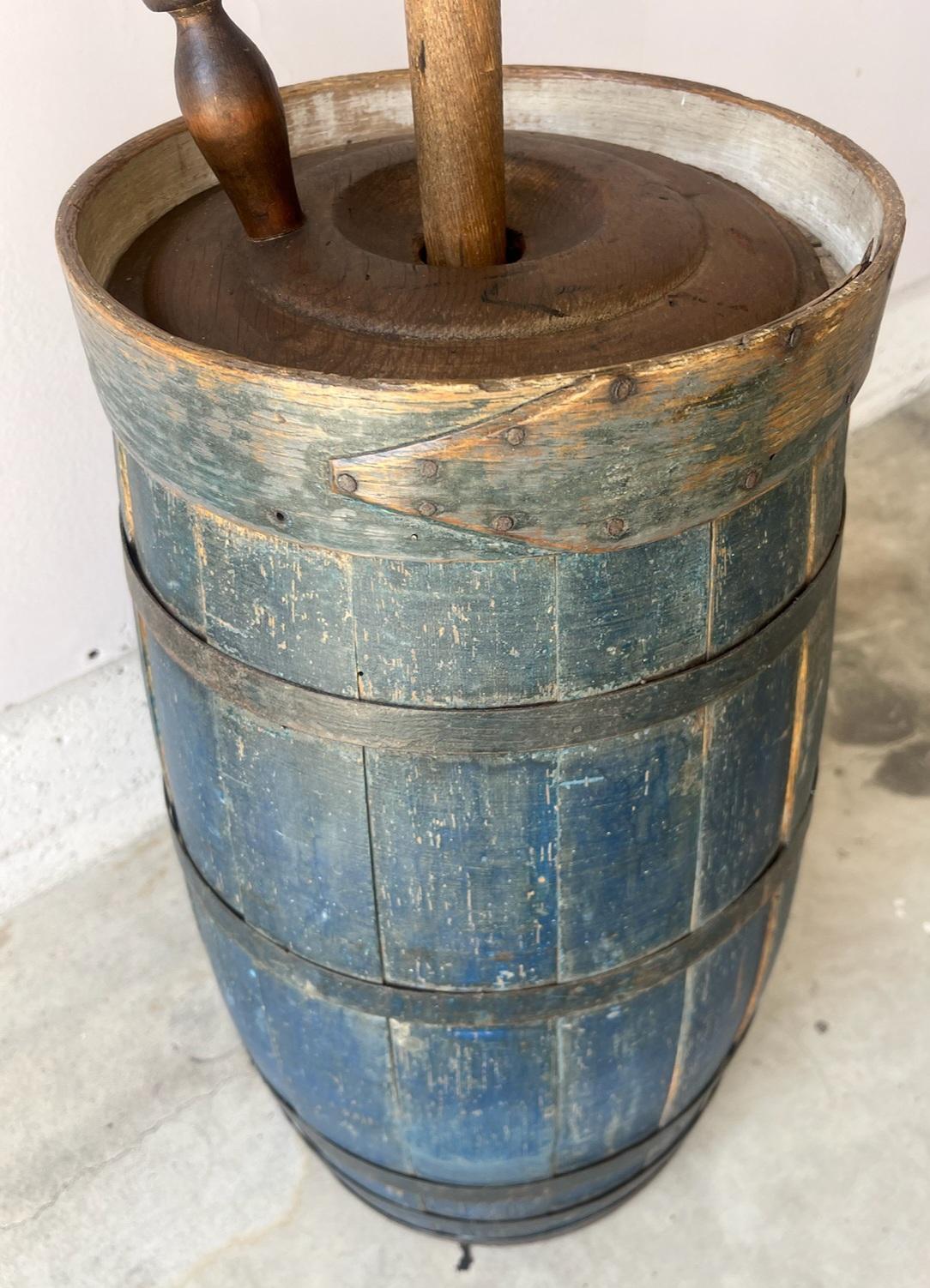 XIX secolo Zangola per burro originale dipinta di blu del 19° secolo in vendita