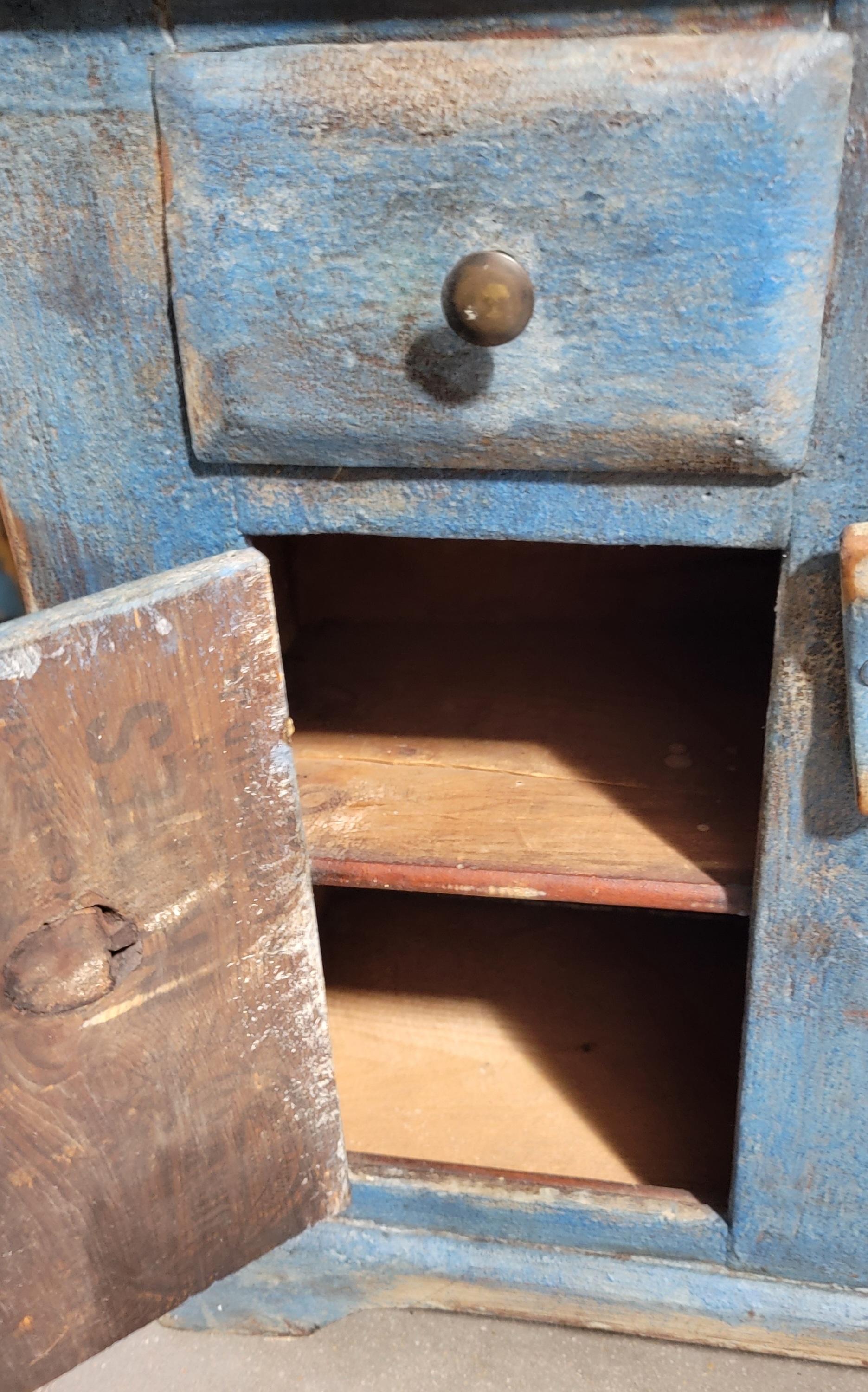 Cabinet d'enfant original du 19e siècle peint en bleu en vente 2