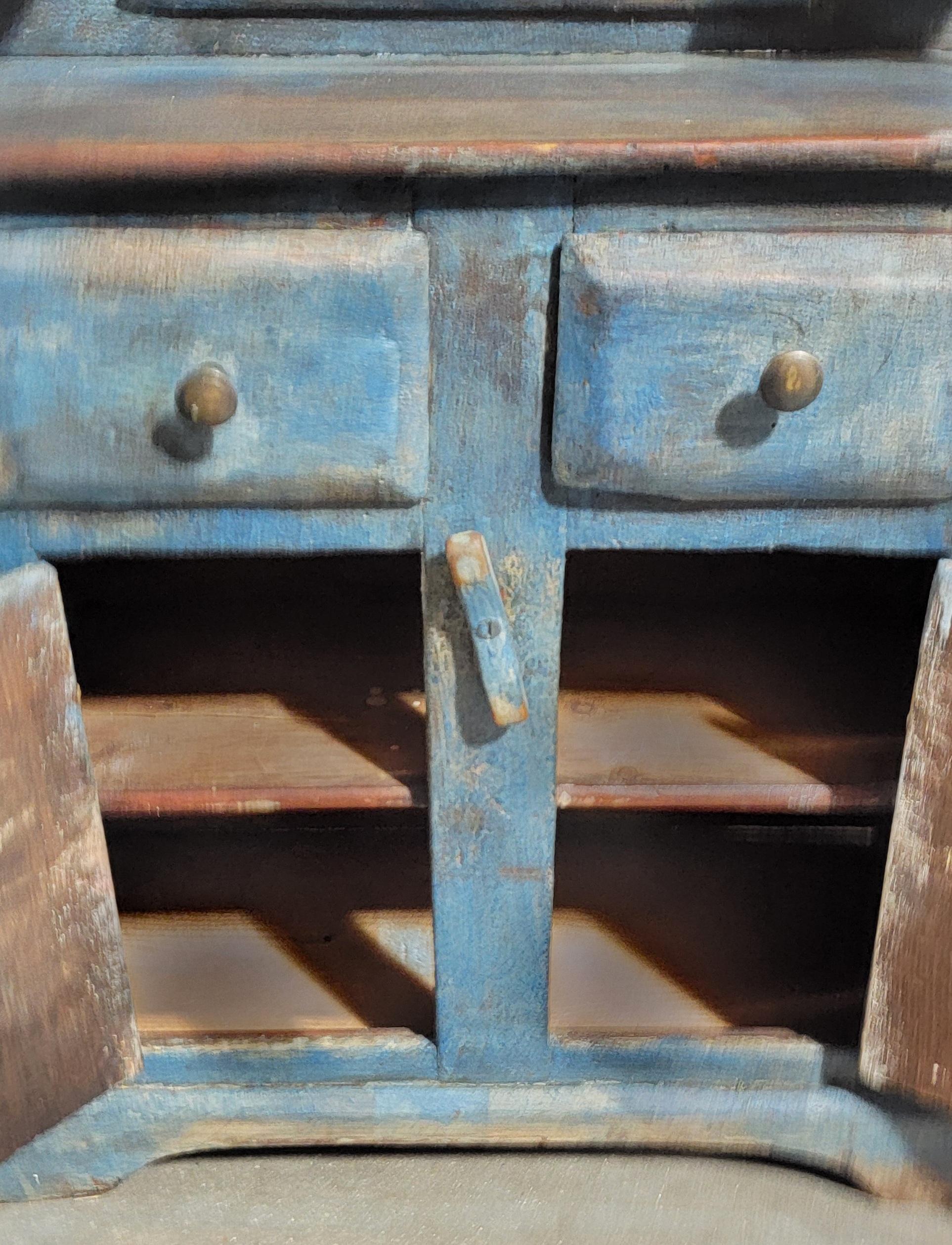 Cabinet d'enfant original du 19e siècle peint en bleu en vente 3