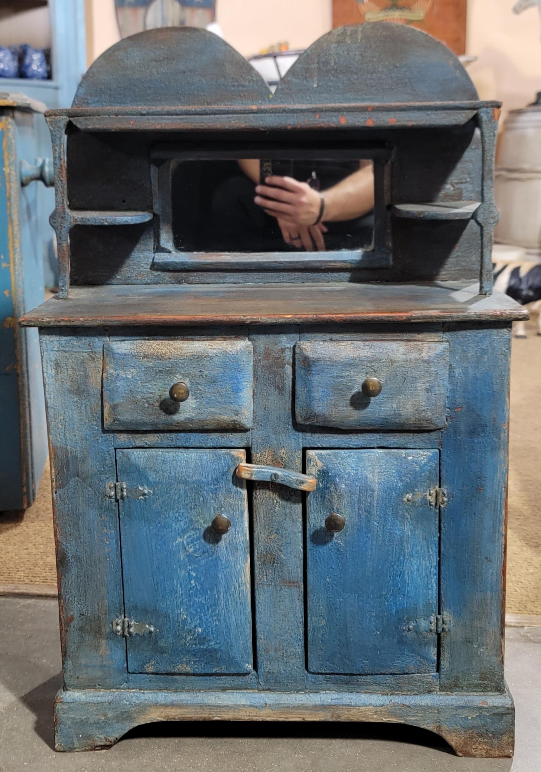 Adirondack Cabinet d'enfant original du 19e siècle peint en bleu en vente