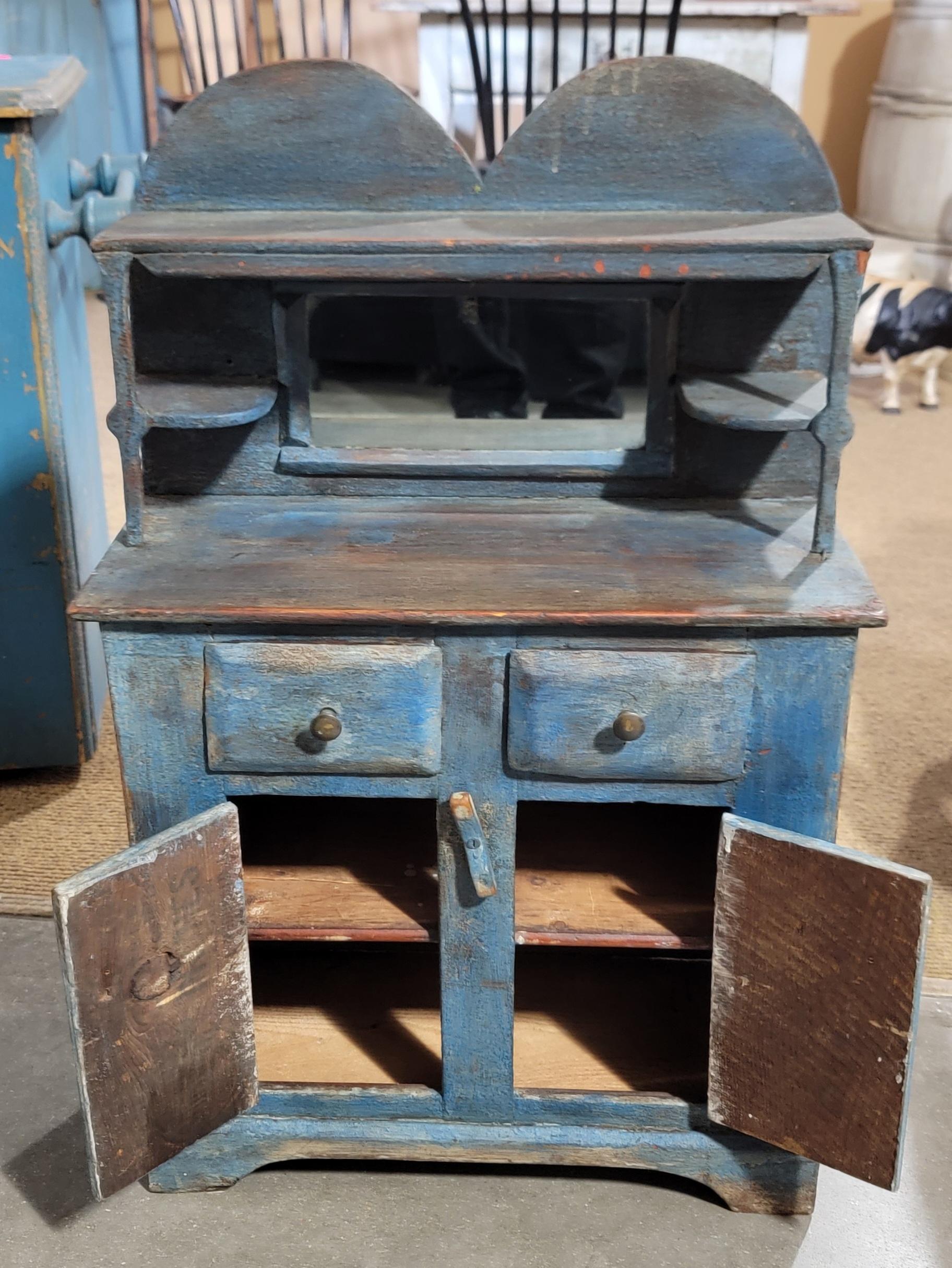 Américain Cabinet d'enfant original du 19e siècle peint en bleu en vente