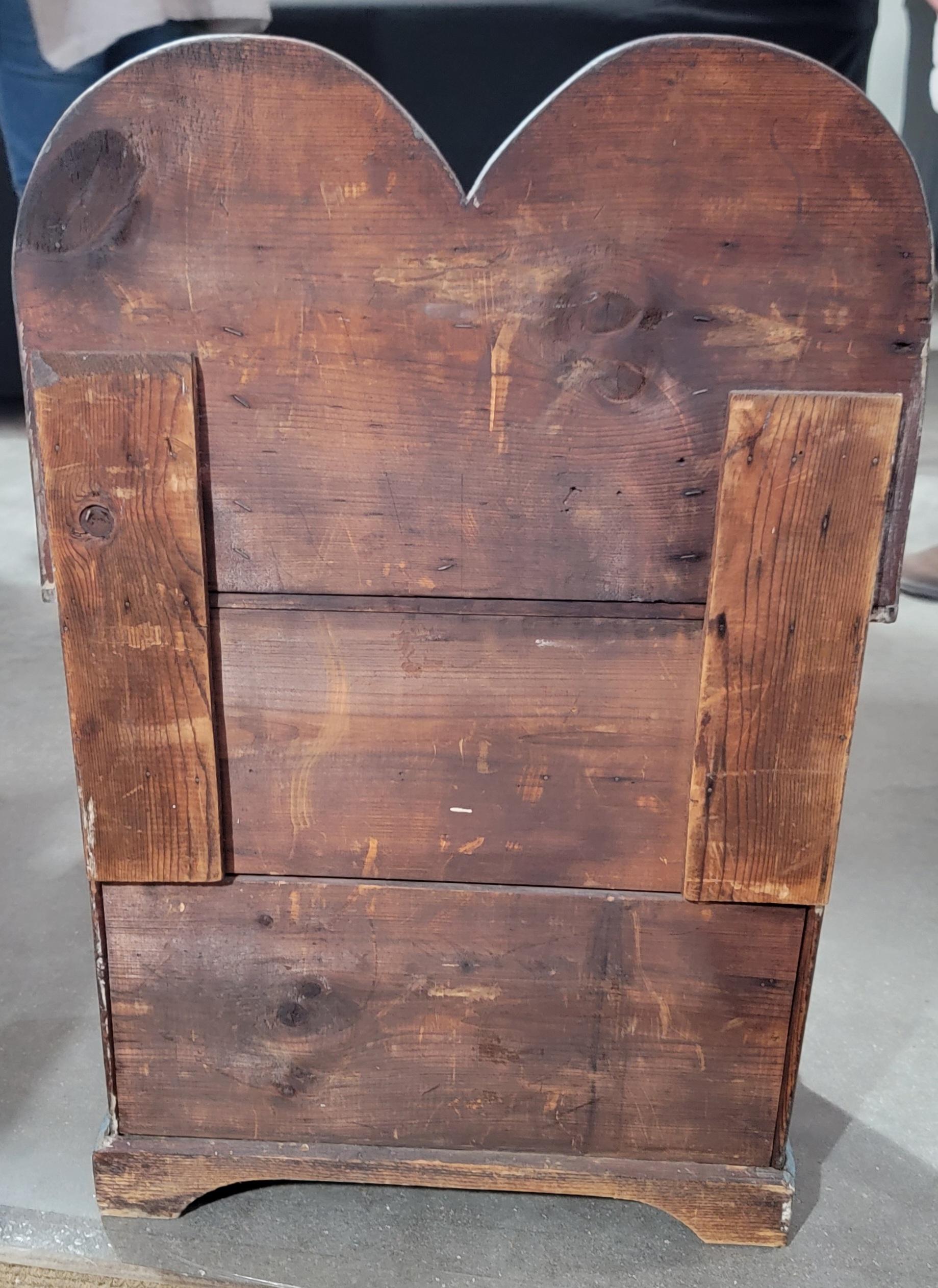 Peint à la main Cabinet d'enfant original du 19e siècle peint en bleu en vente