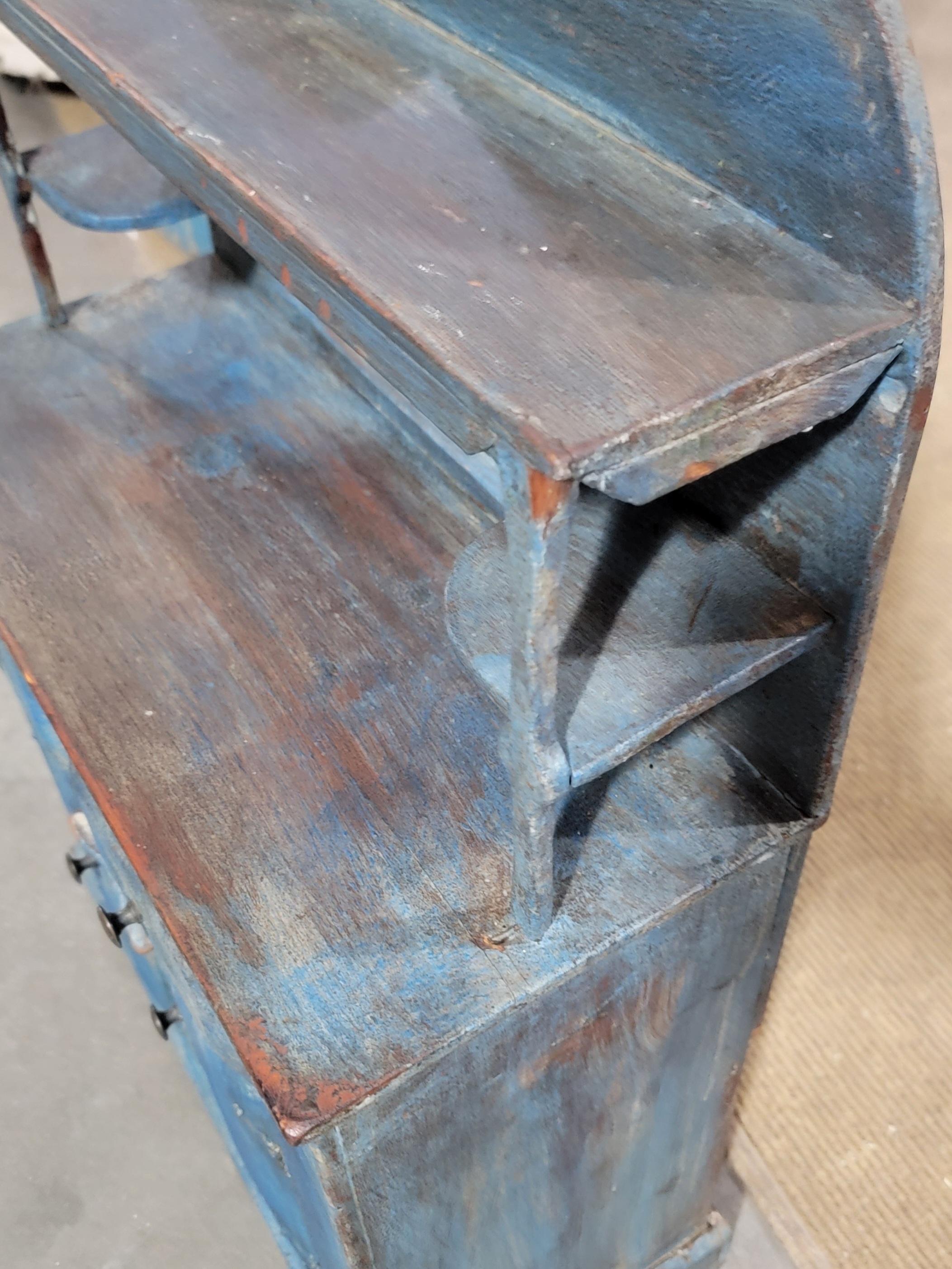 Bois Cabinet d'enfant original du 19e siècle peint en bleu en vente