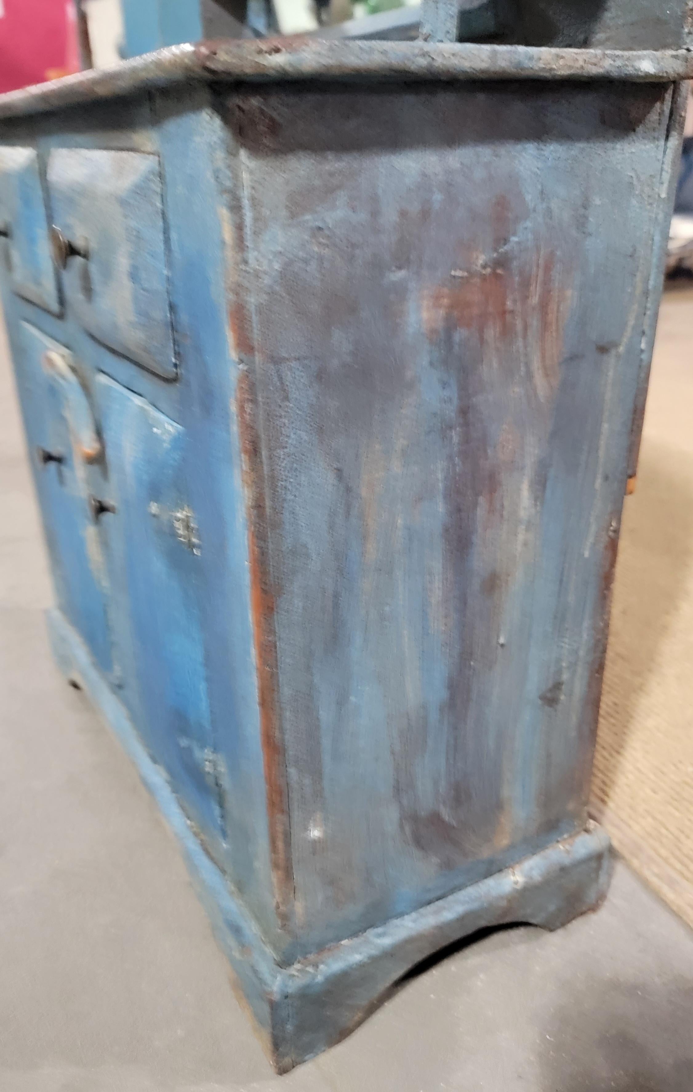 Cabinet d'enfant original du 19e siècle peint en bleu en vente 1