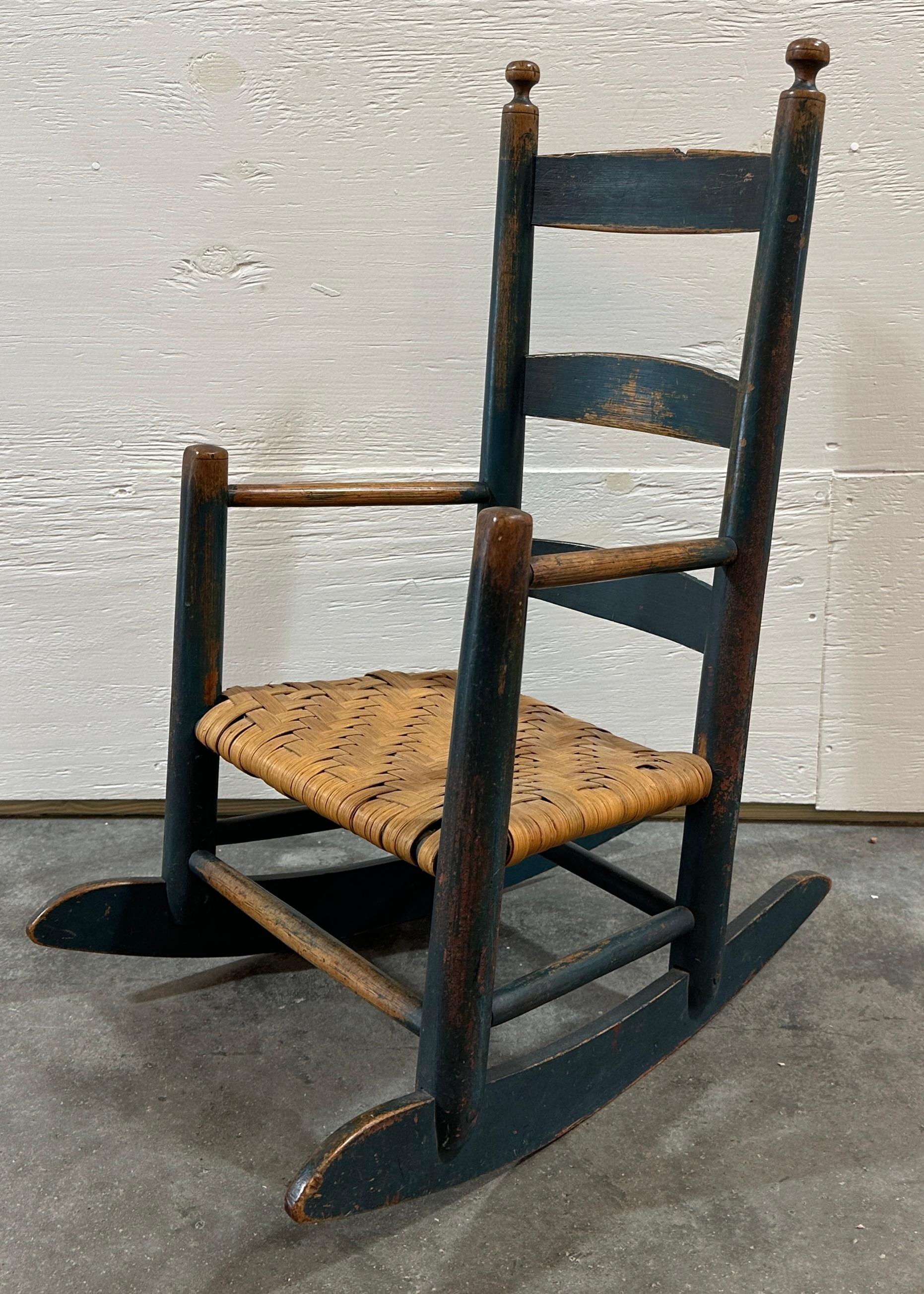 Chaise à bascule originale, peinte en bleu, provenant de la Nouvelle-Angleterre, en très bon état et robuste.