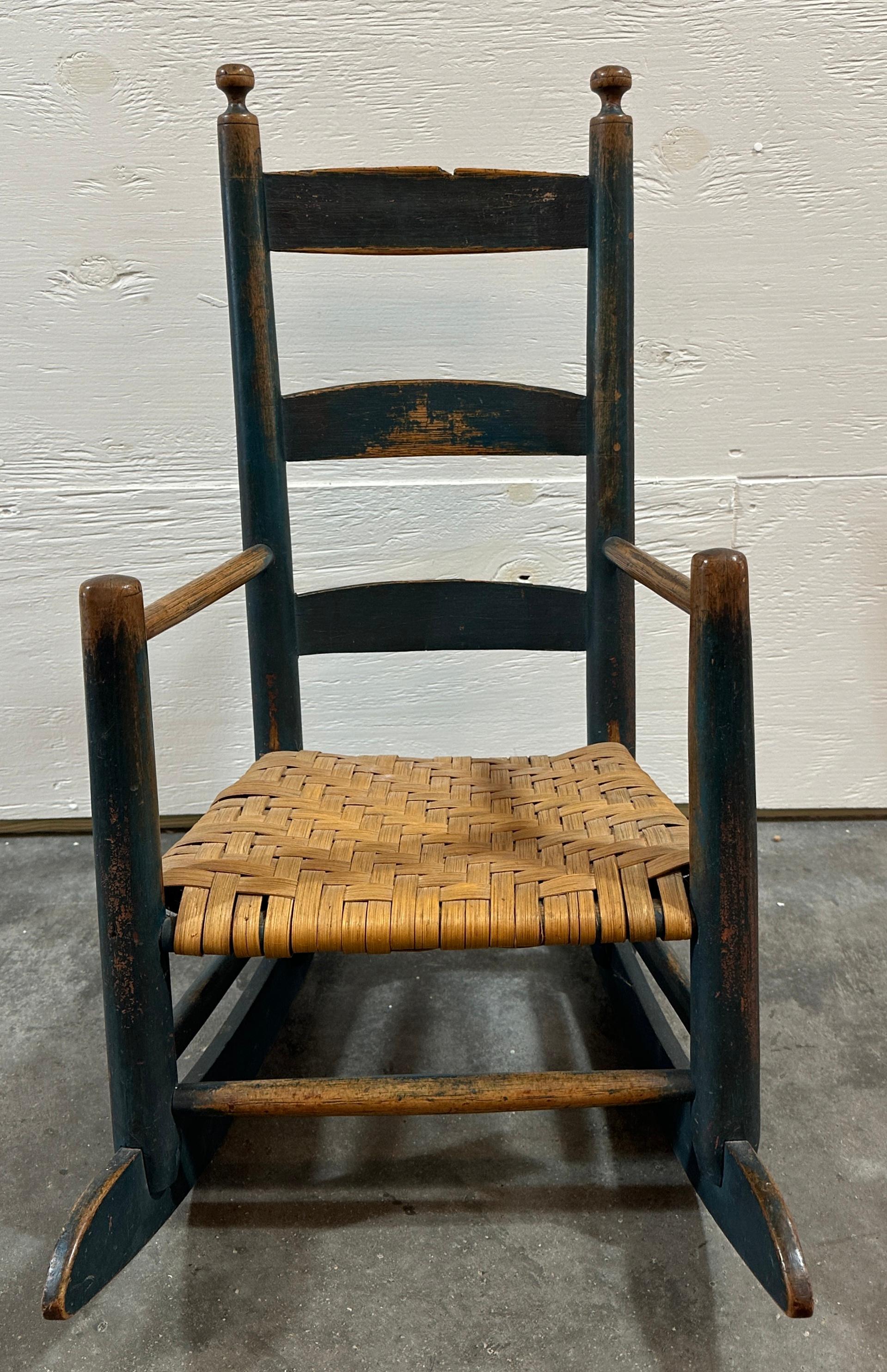 Adirondack Berceuse d'origine pour enfant, 19e siècle, peinte en bleu en vente