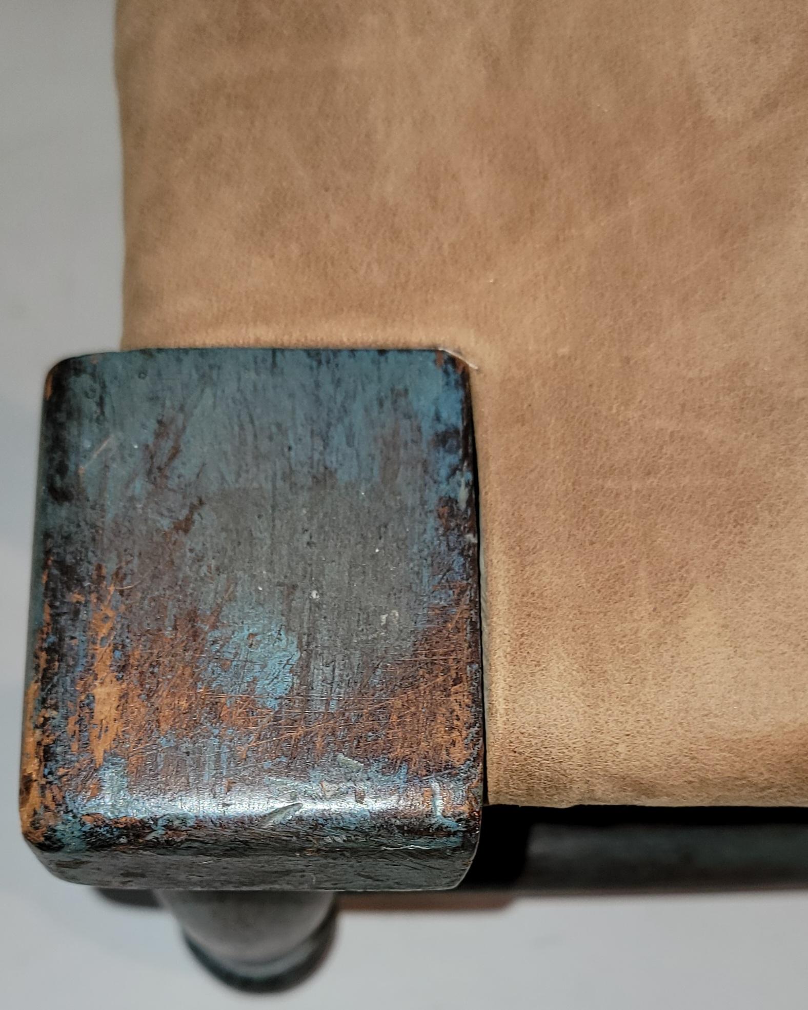 Cet étonnant tabouret de pied original du début du 19ème siècle, peint en bleu, a un siège en daim.  Le plateau rembourré a été posé récemment. L'état est solide et robuste.